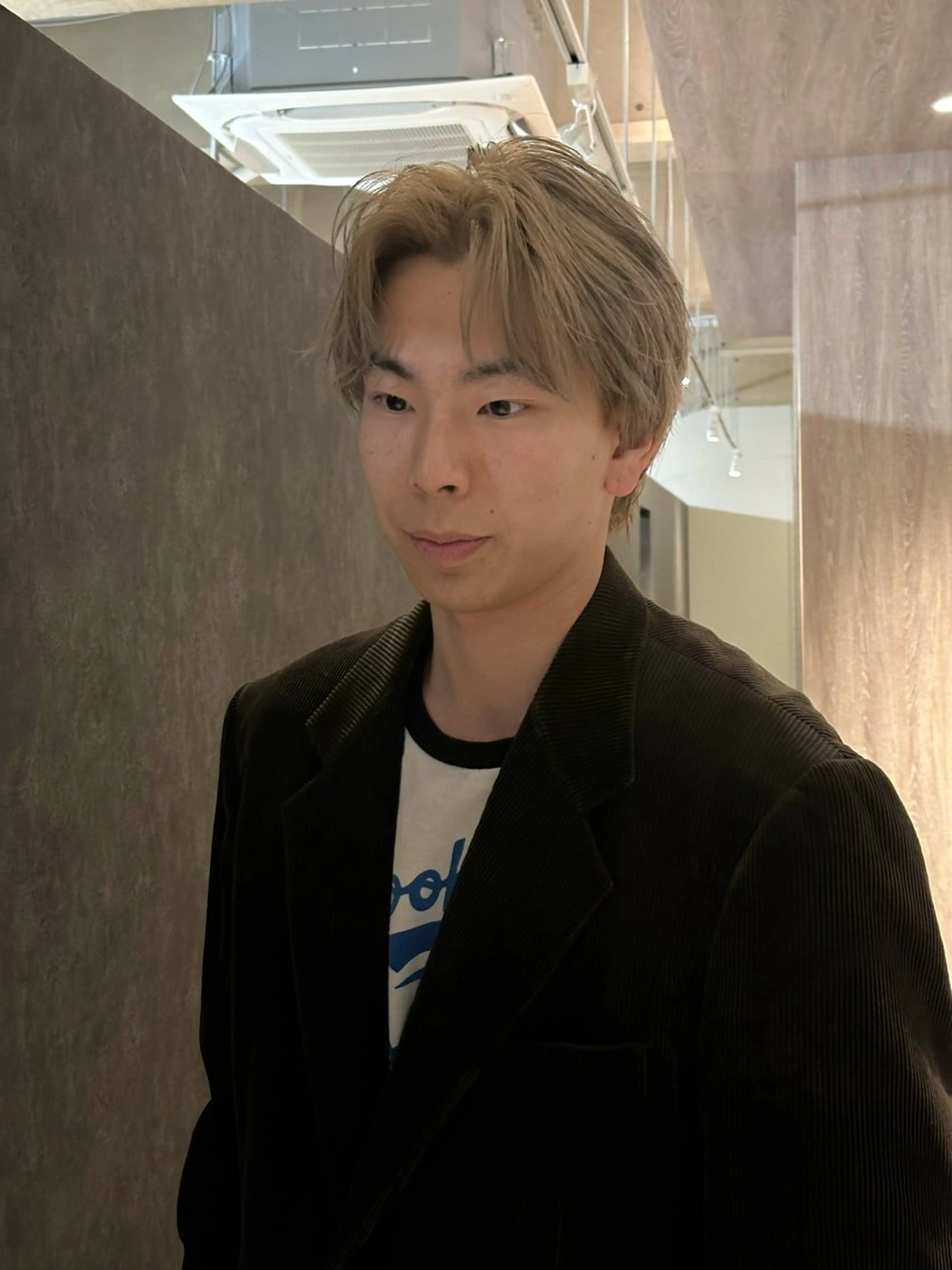 ミディアム カラー メンズ ミディアムパーマ メンズブリーチ センターパート フェードカット フェザーパーマ カット ヘアカラー 金山駅前/メンズ パーマ/真柄 恒輝のヘアスタイル