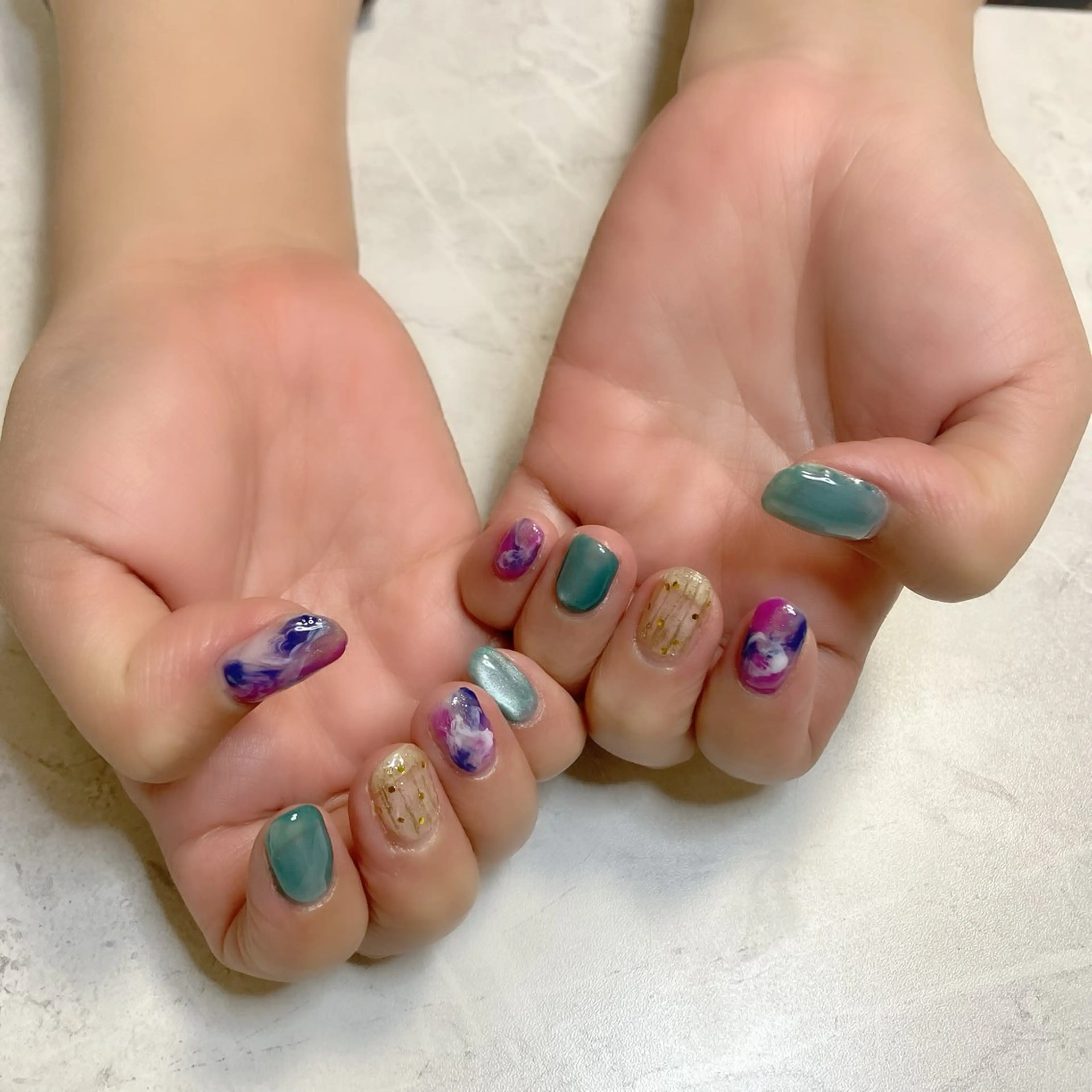 ネイル アートネイル ゴールド グリーン ラメ(グリッター) 大理石ネイル(マーブル) ハンドネイル ネイルサロン ふきよせのネイルデザイン