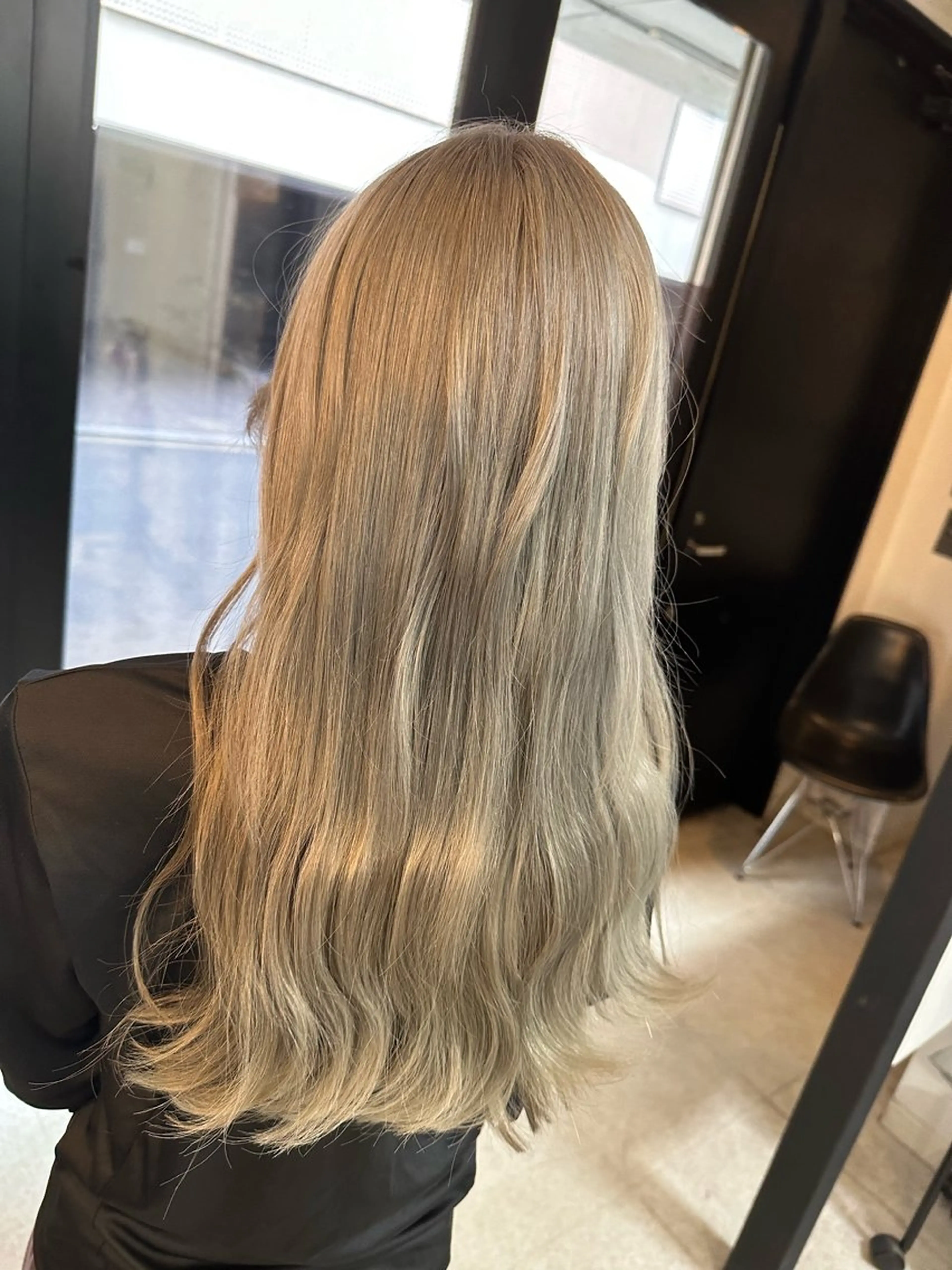 セミロング カラー シルバー 坪井 拓海のヘアスタイル