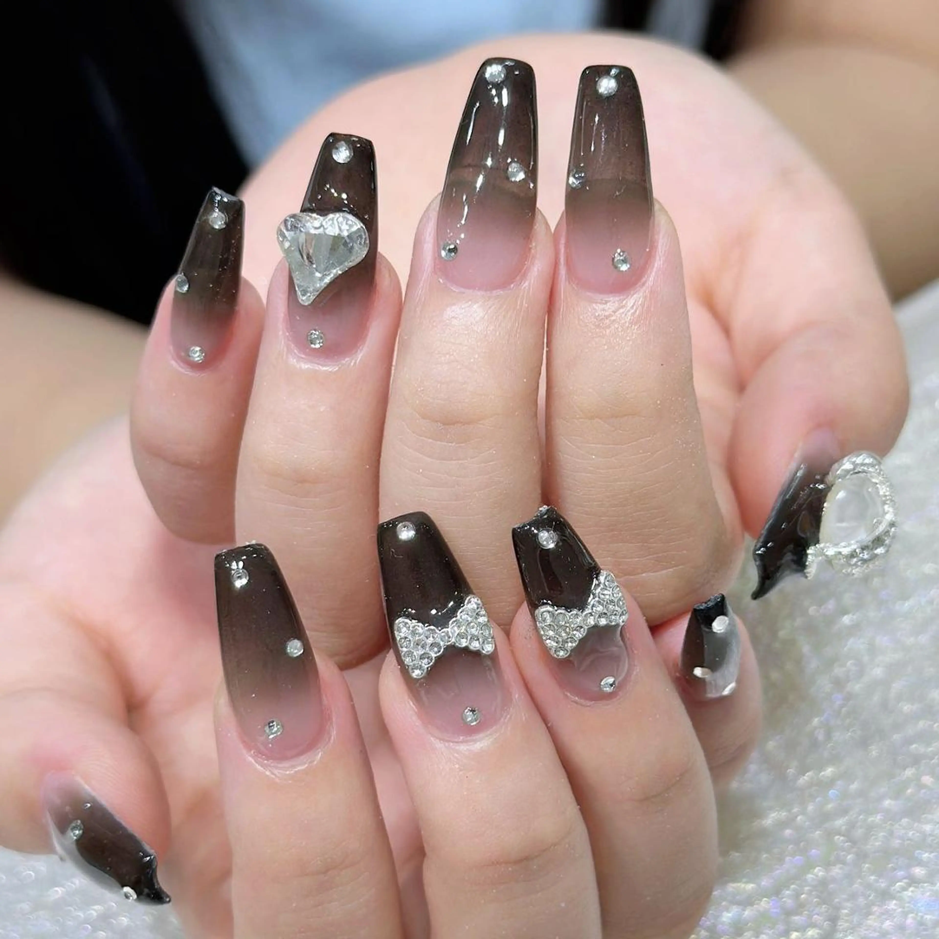 ネイル チークネイル ジェルネイル キラキラネイル マグネットネイル 持ち込み ハンドネイル Queens 榊 まおのネイルデザイン