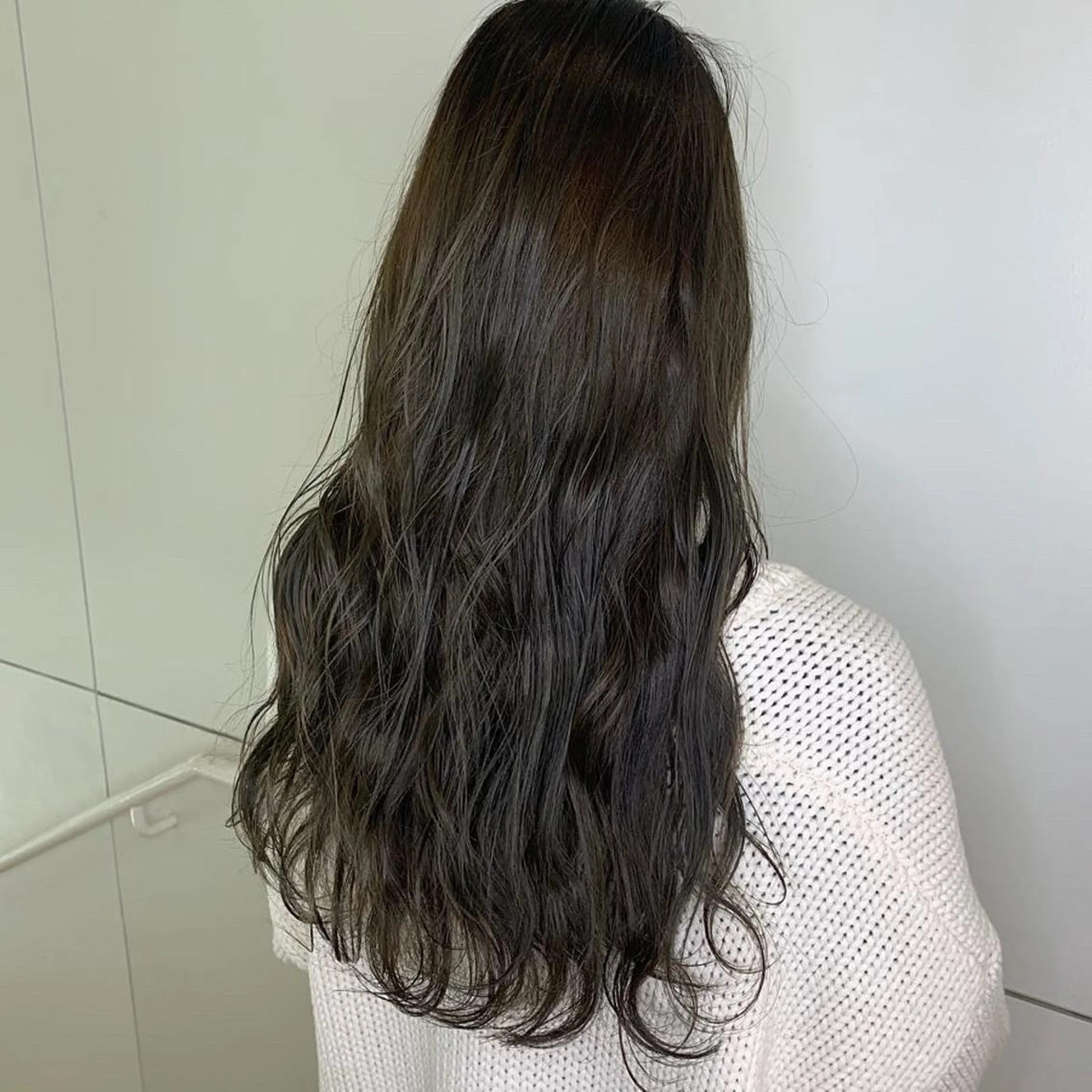 ロング カラー ブリーチ グレージュ カーキグレージュ ブリーチなしカラー カット トリートメント 透明感カラー🥣 yukihoのヘアスタイル