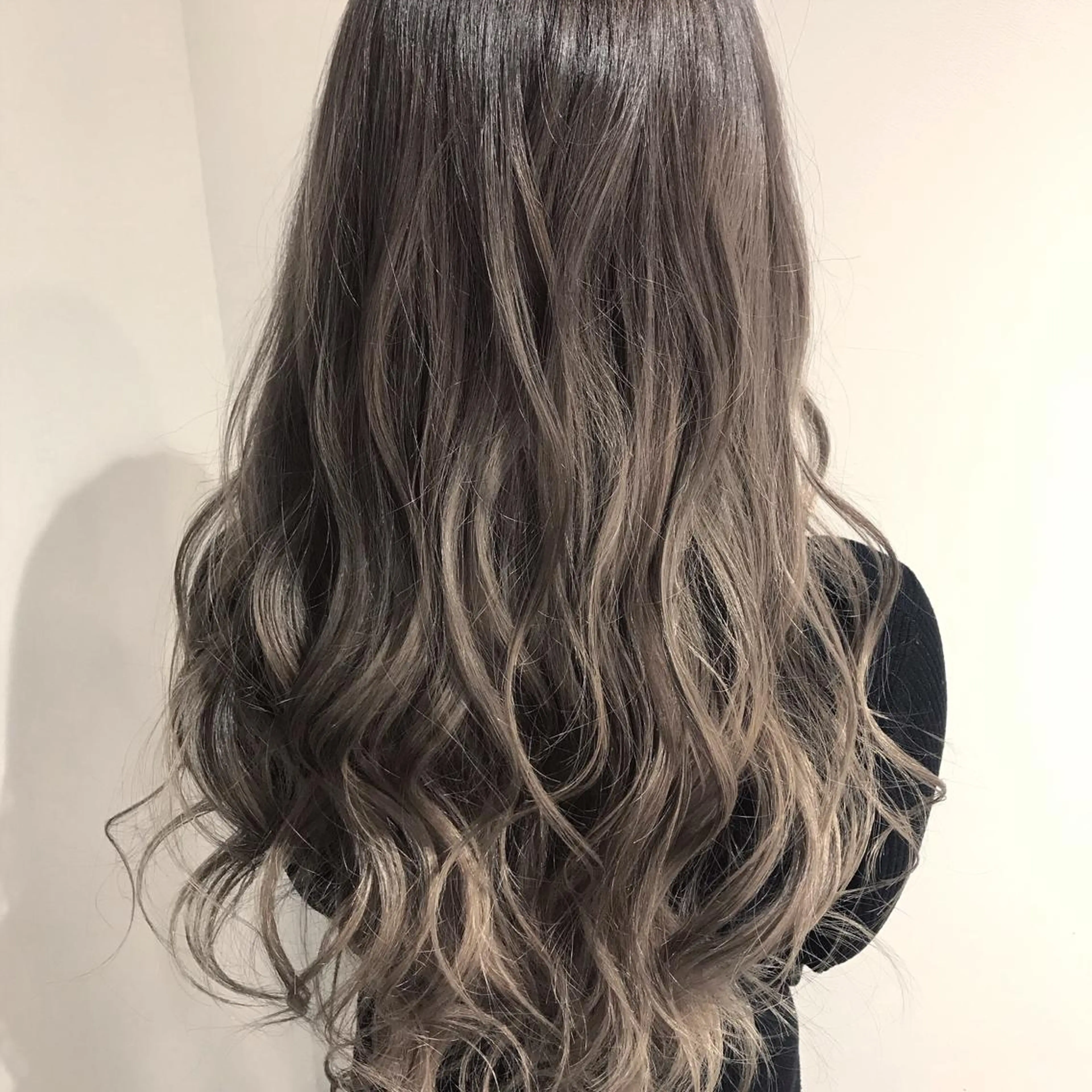 セミロング カラー アッシュ アッシュグレー アッシュグレージュ バレイヤージュ ブリーチ AMI Hair  supply所属・髪質改善カラー 韓国風レイヤーのヘアスタイル