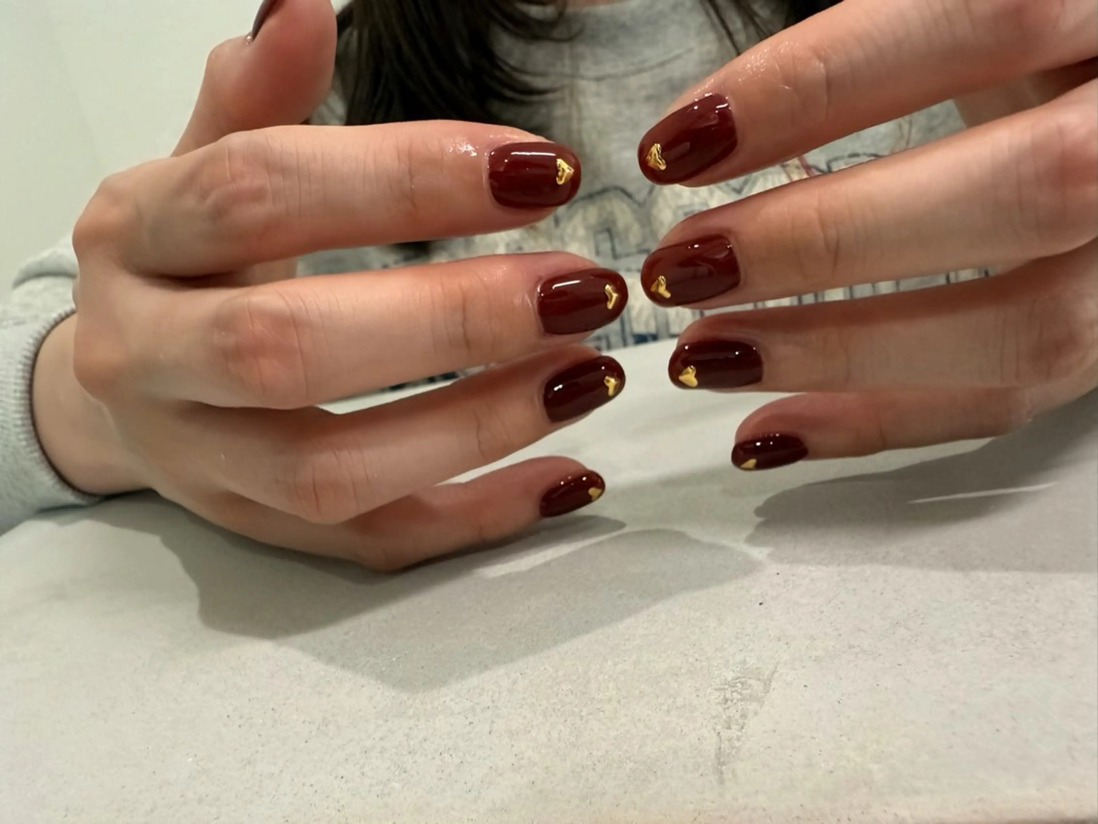 ネイル ブラウン 赤色 num-fi Aiのネイルデザイン