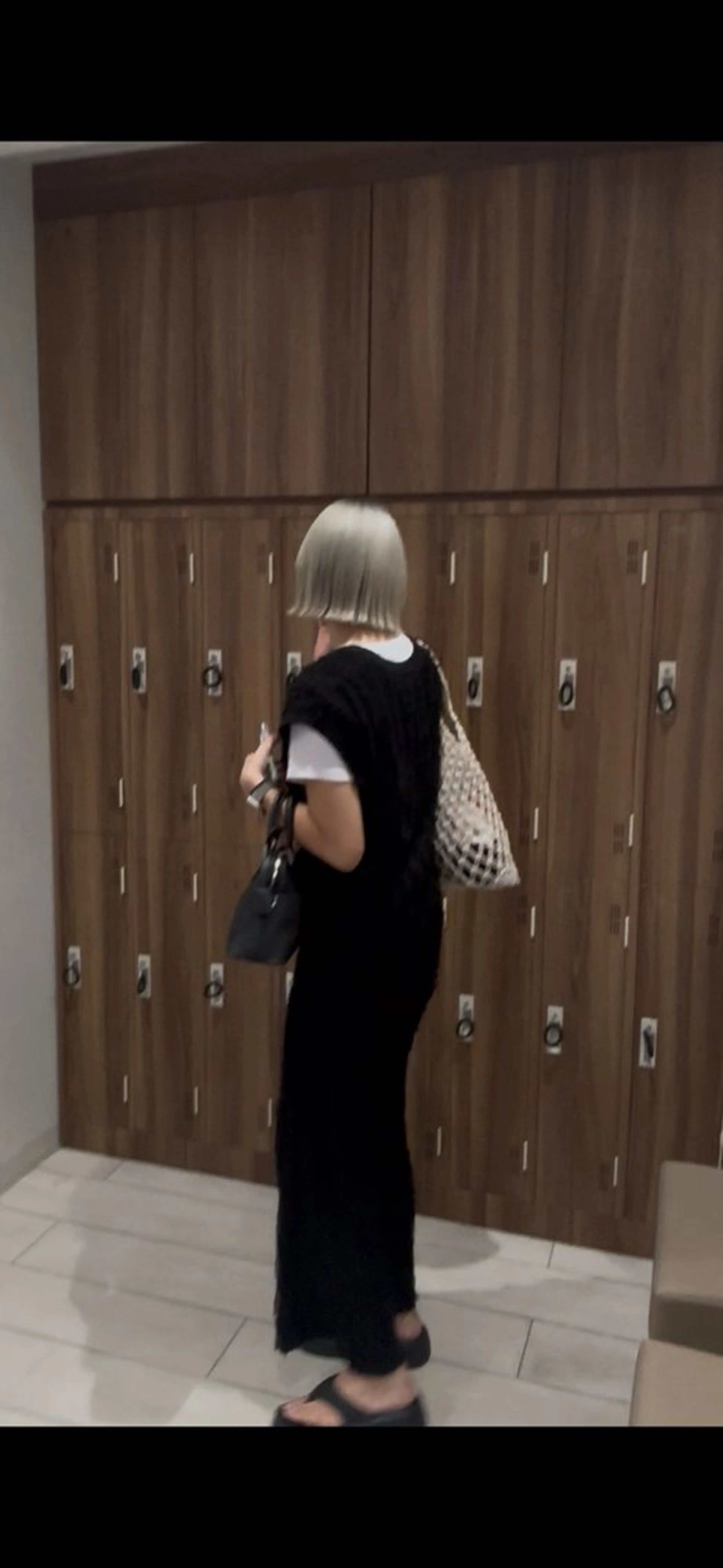 ミディアム カラー ブリーチ 透明感カラー ボブ 外ハネヘア ヘアカラー 根本 弥英のヘアスタイル