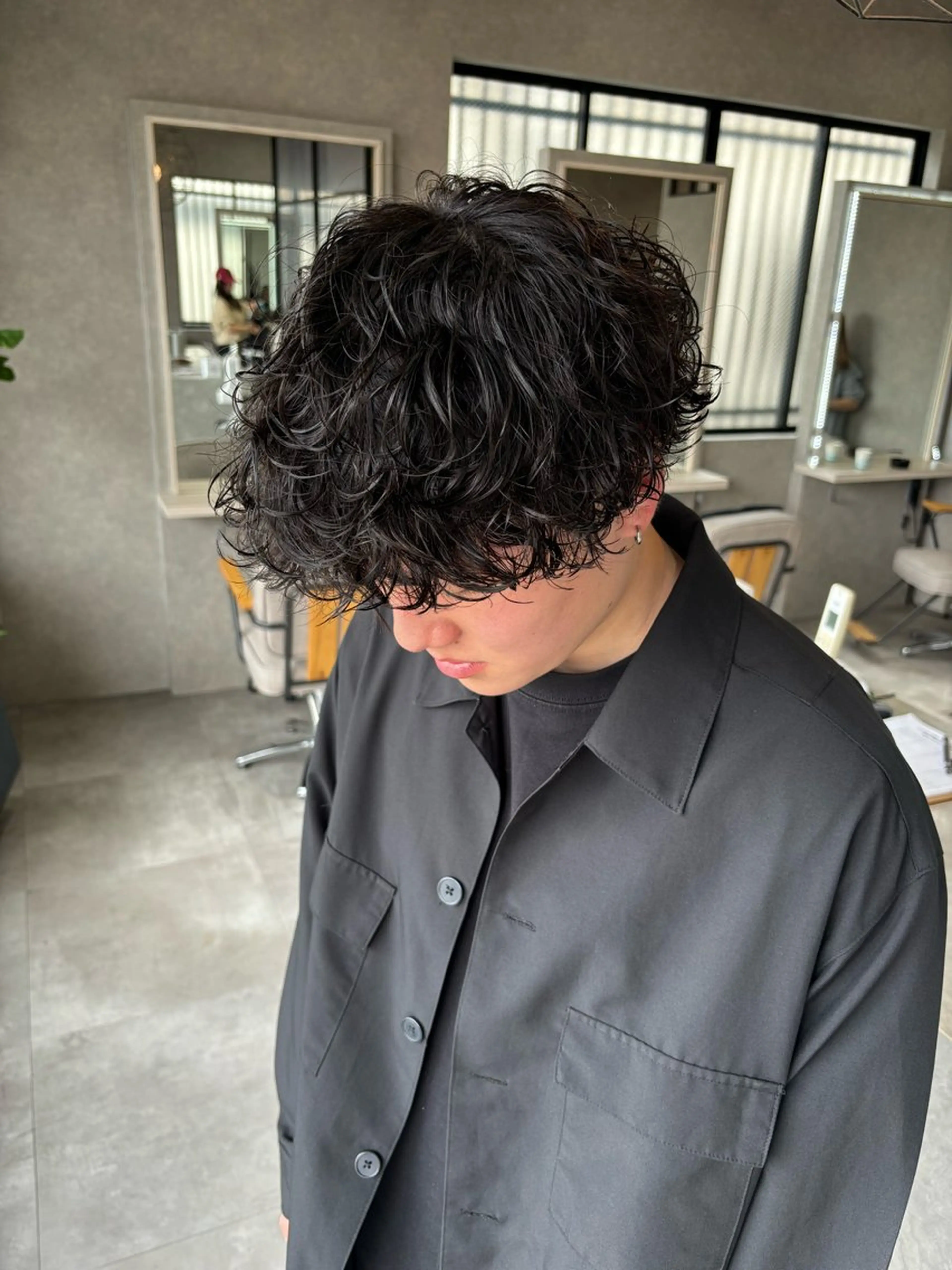 ショート パーマ メンズ センターパート メンズハイトーン マッシュウルフ マッシュ メンズパーマ カット パーマ 長谷川 湧のヘアスタイル