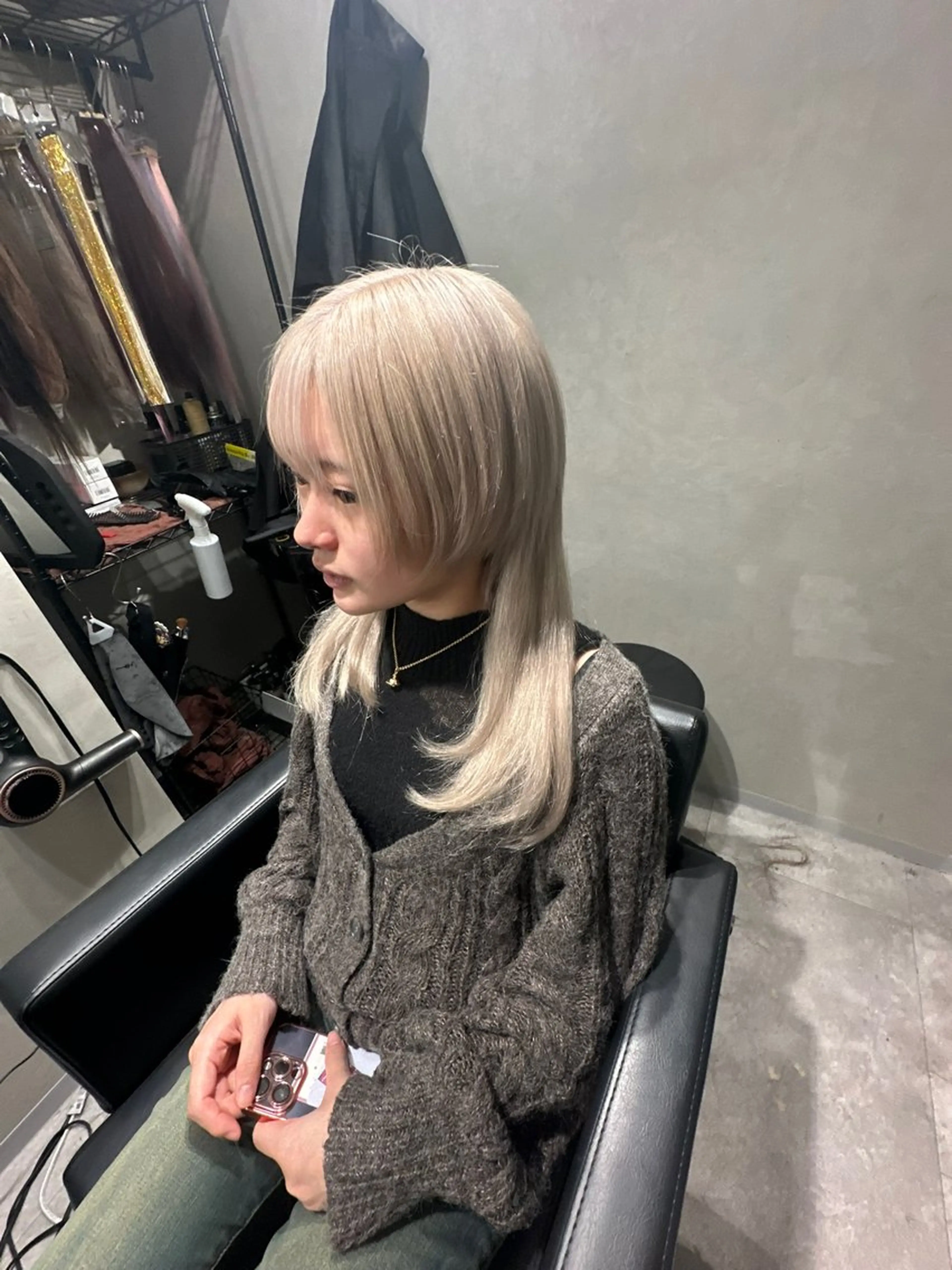 ロング 奥本 侑 ハイトーン、髪質改善のヘアスタイル