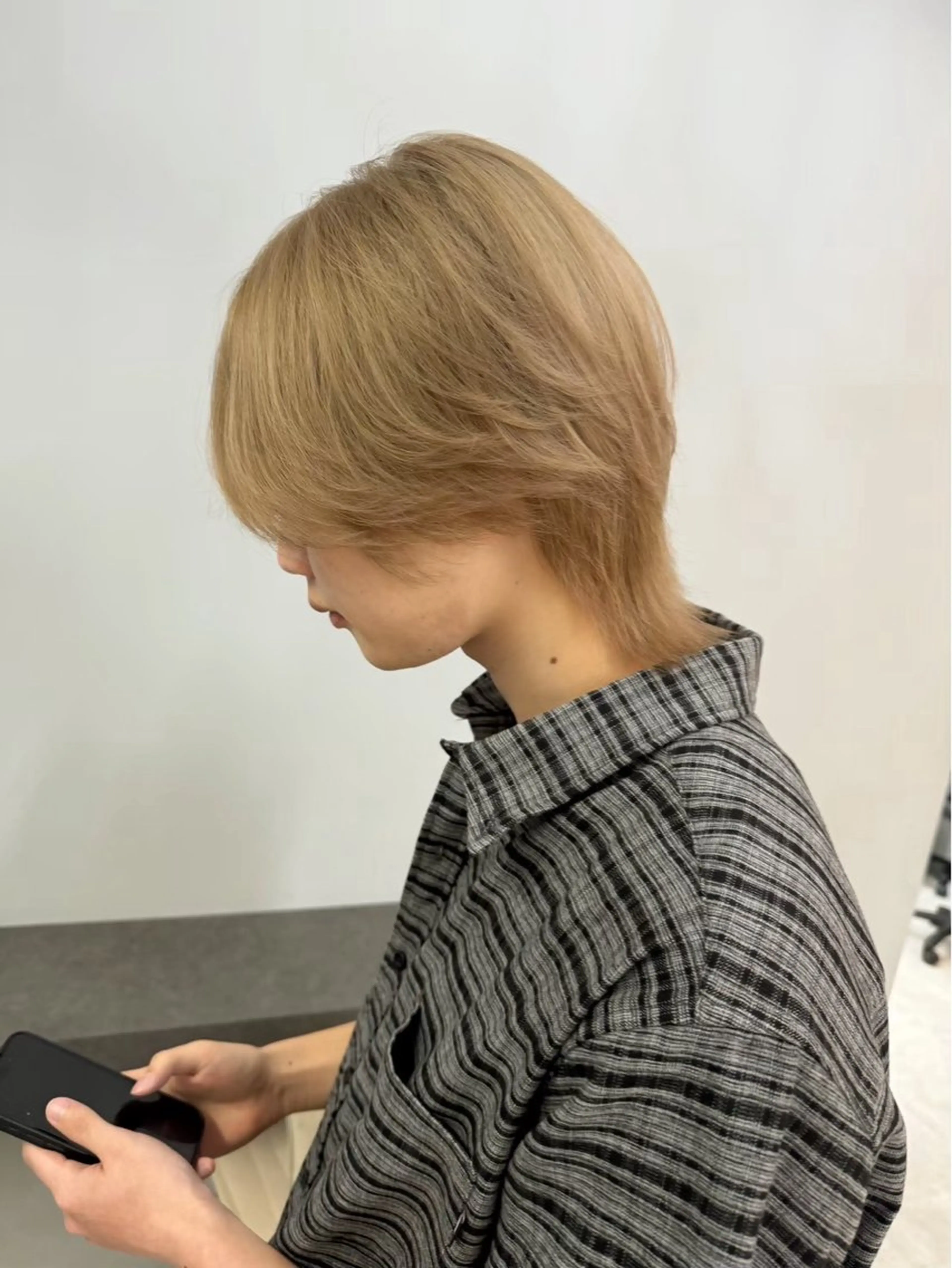 カラー メンズ メンズハイトーン メンズウルフカット ハイトーンカラー ウルフカット hair atelier OZ 安積店所属・今野 陽依のヘアスタイル