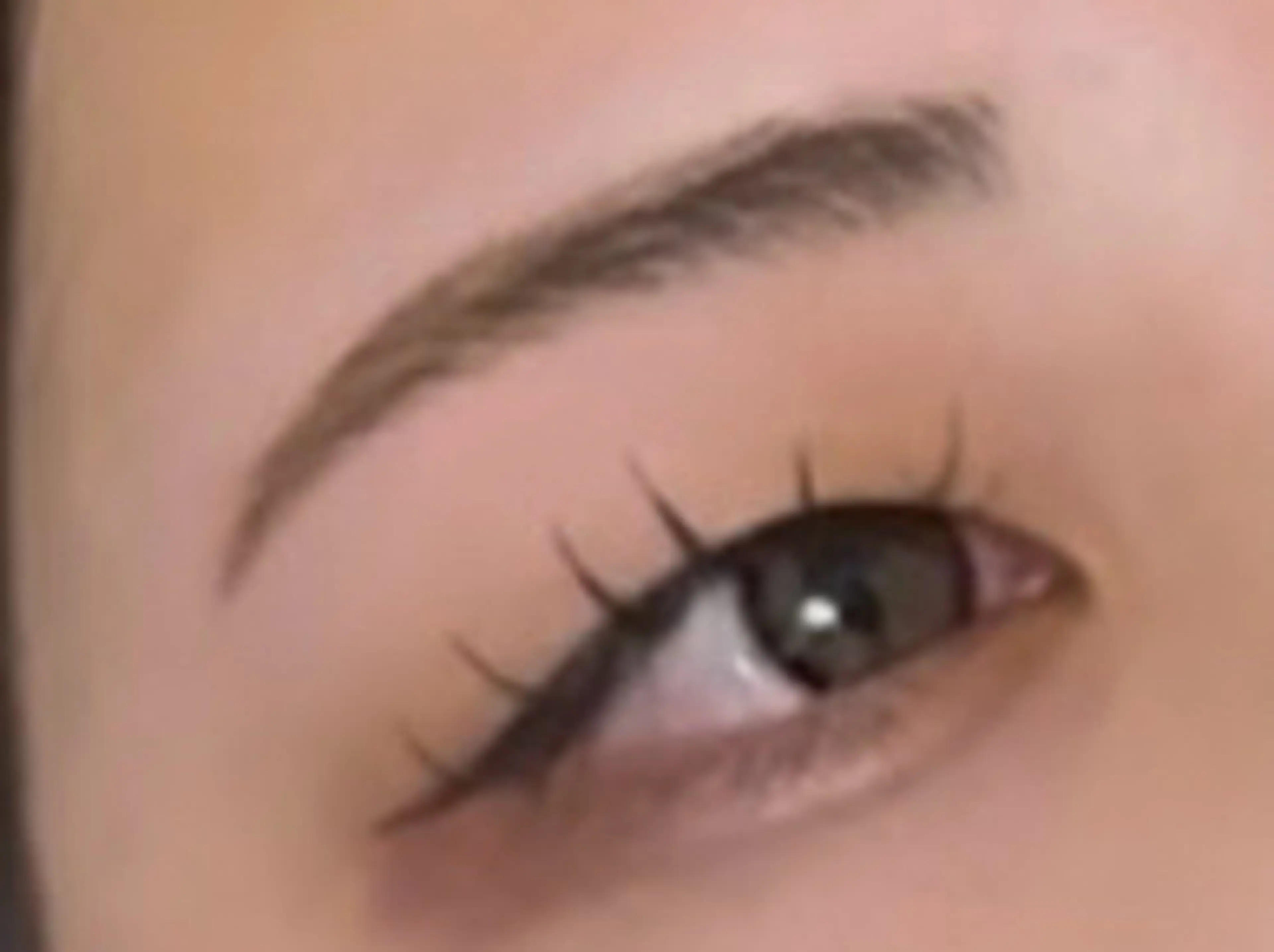 美眉アイブロウWaxカット間引きの写真