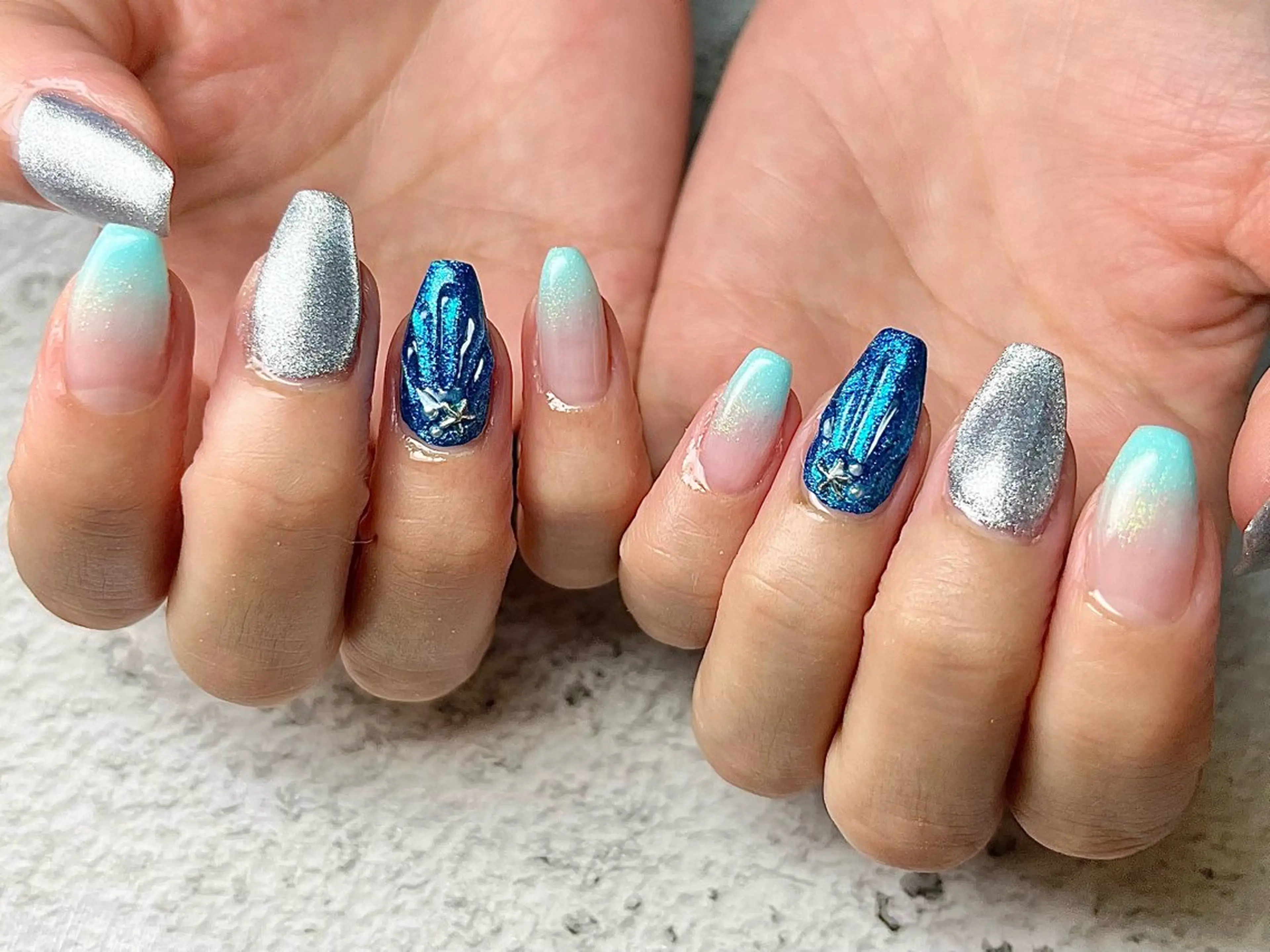 ネイル アートネイル ブルー ぷっくりネイル シルバー 夏ネイル Queen nail 北堀江 ASUKAのネイルデザイン