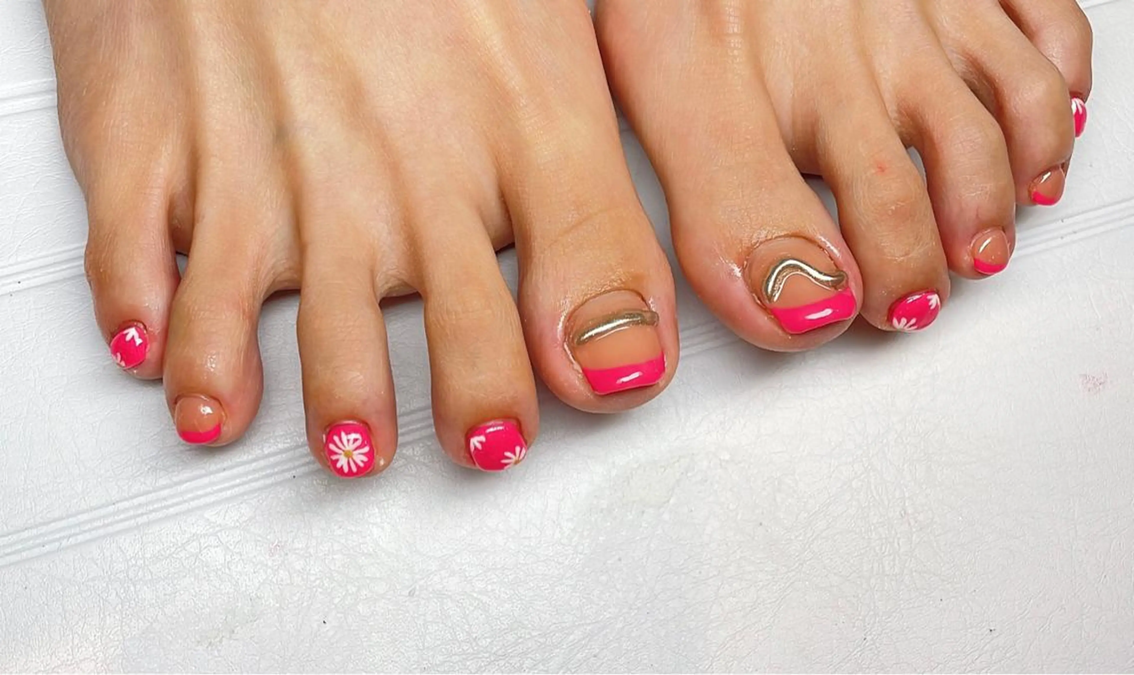 ネイル フットネイル VIERU 🌈🎀💖のネイルデザイン