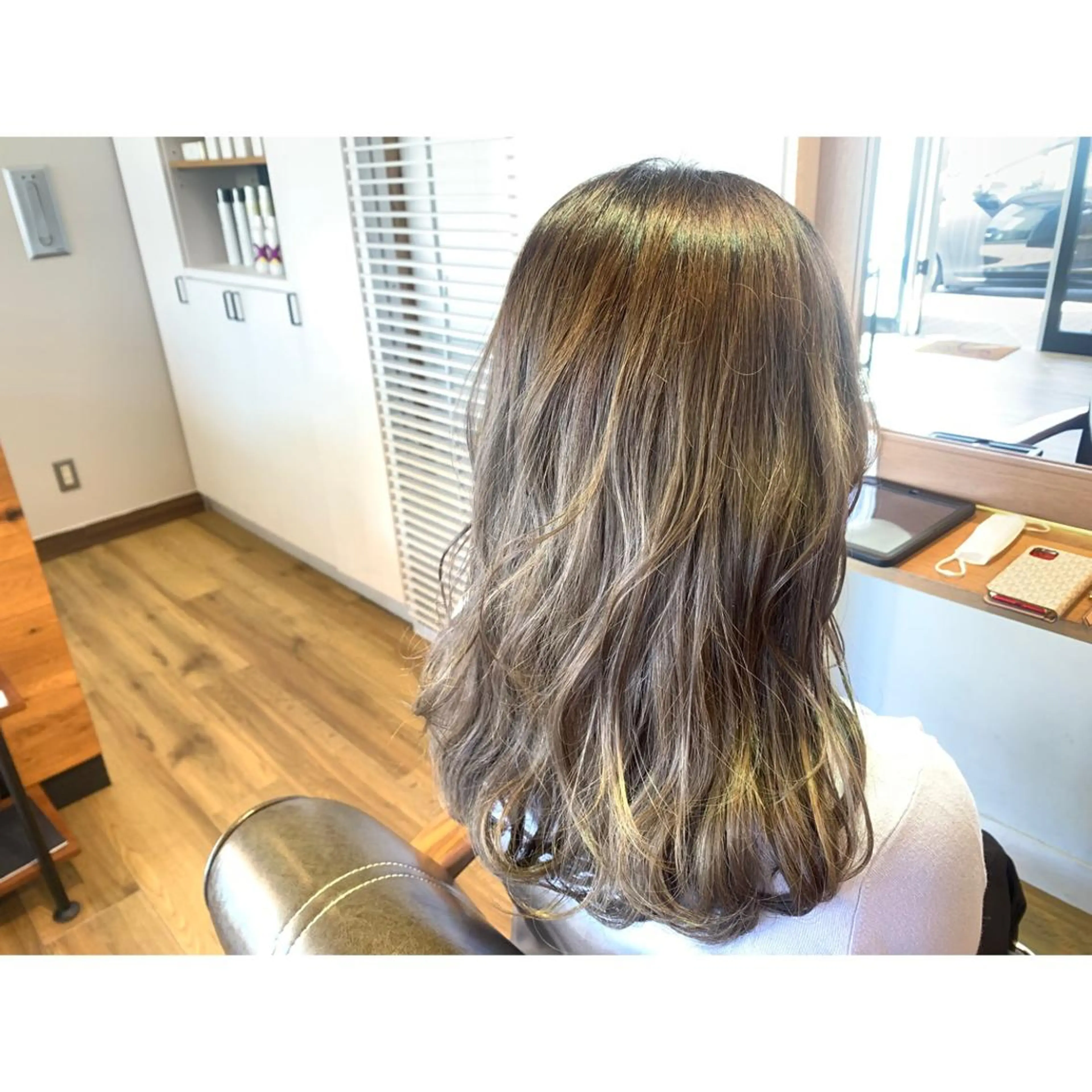 ロング カラー アッシュ ベージュカラー ヘアカラー トリートメント ツキダテ ユイのヘアスタイル