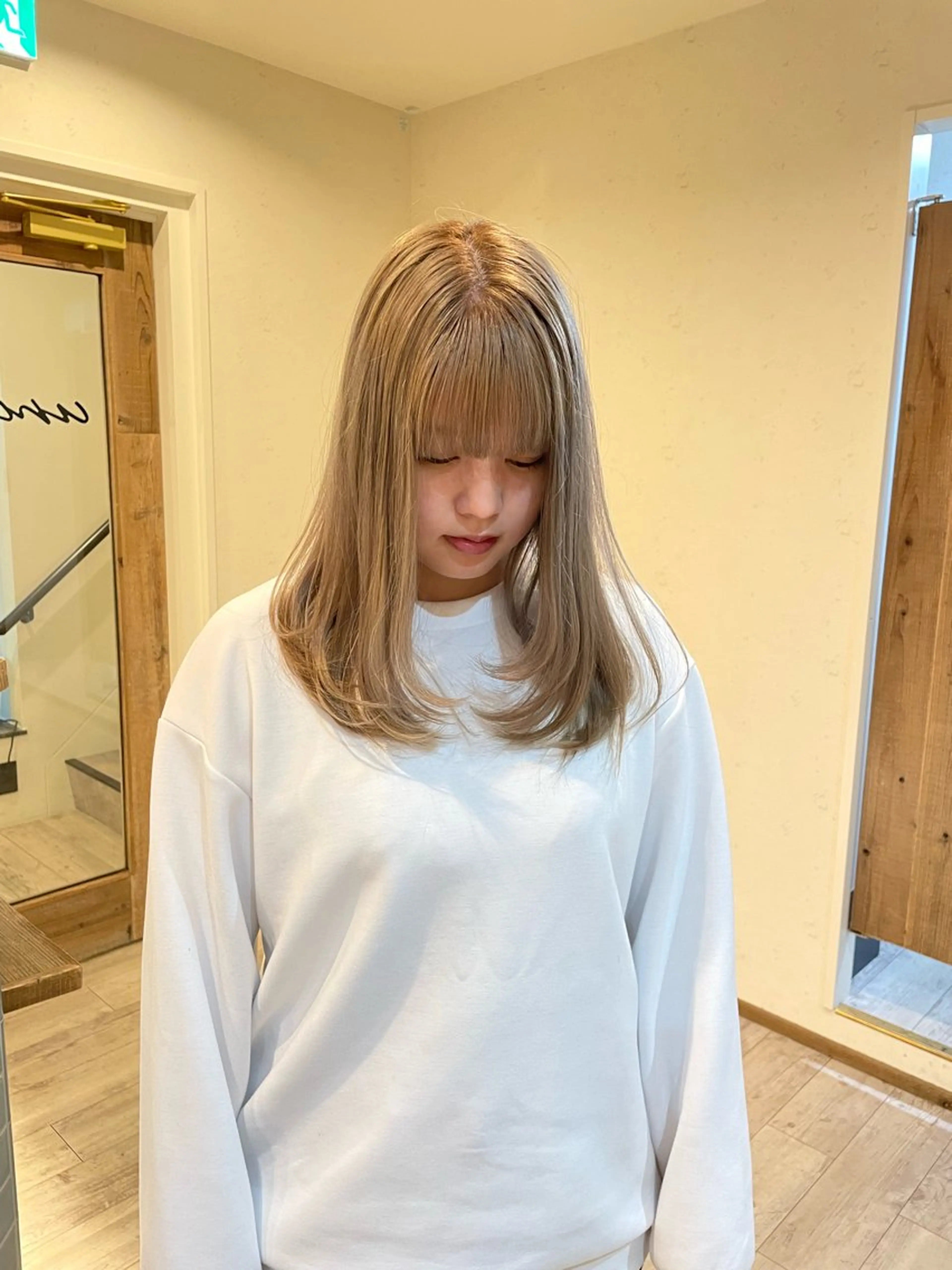 セミロング カラー ブリーチ ヘアカラー 渋谷 留菜のヘアスタイル