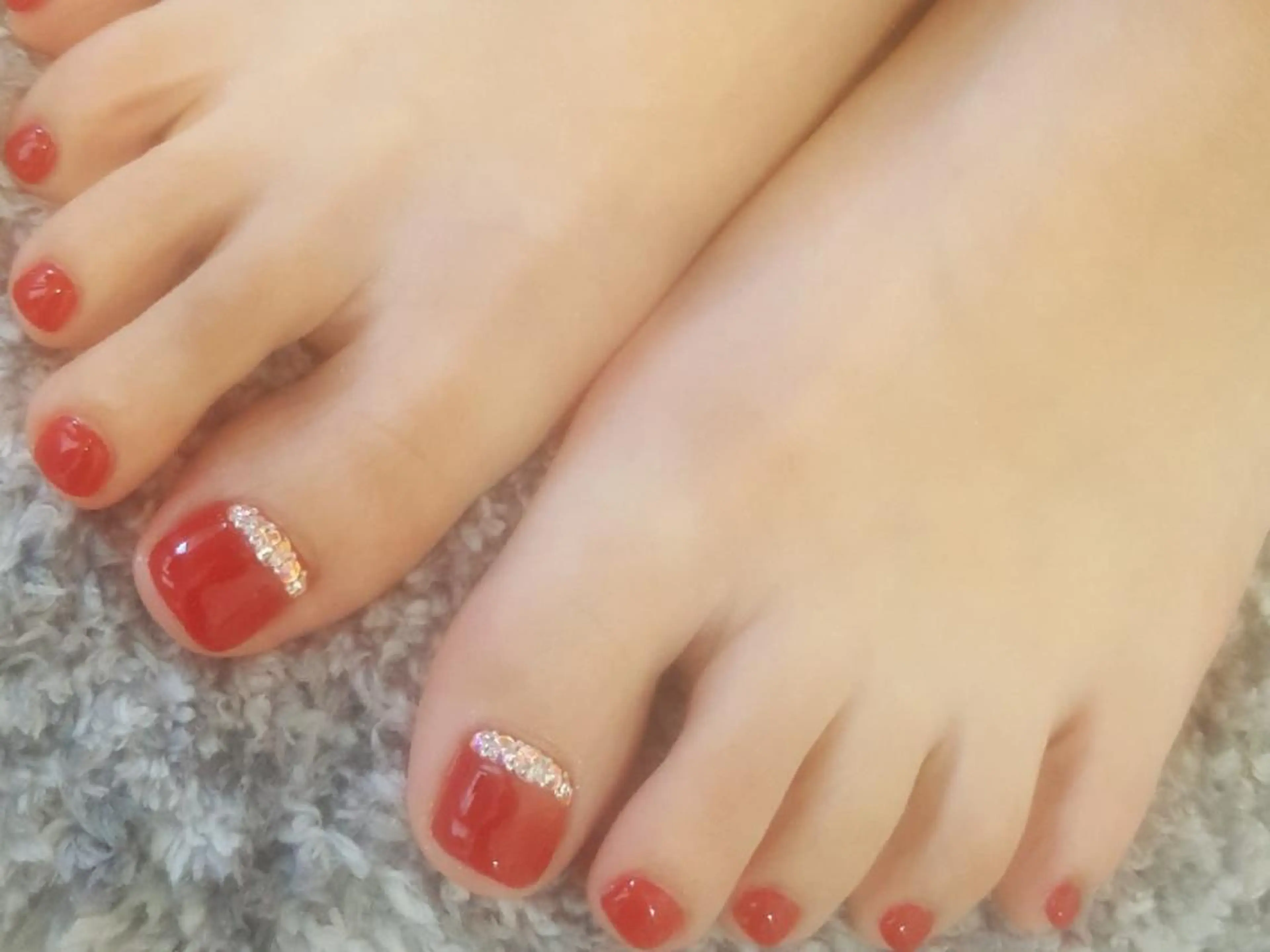 ネイル 赤色 フットネイル 人気エリア💖完全個室【ルリエ】所属・ネイルサロン Lelienルリエのネイルデザイン