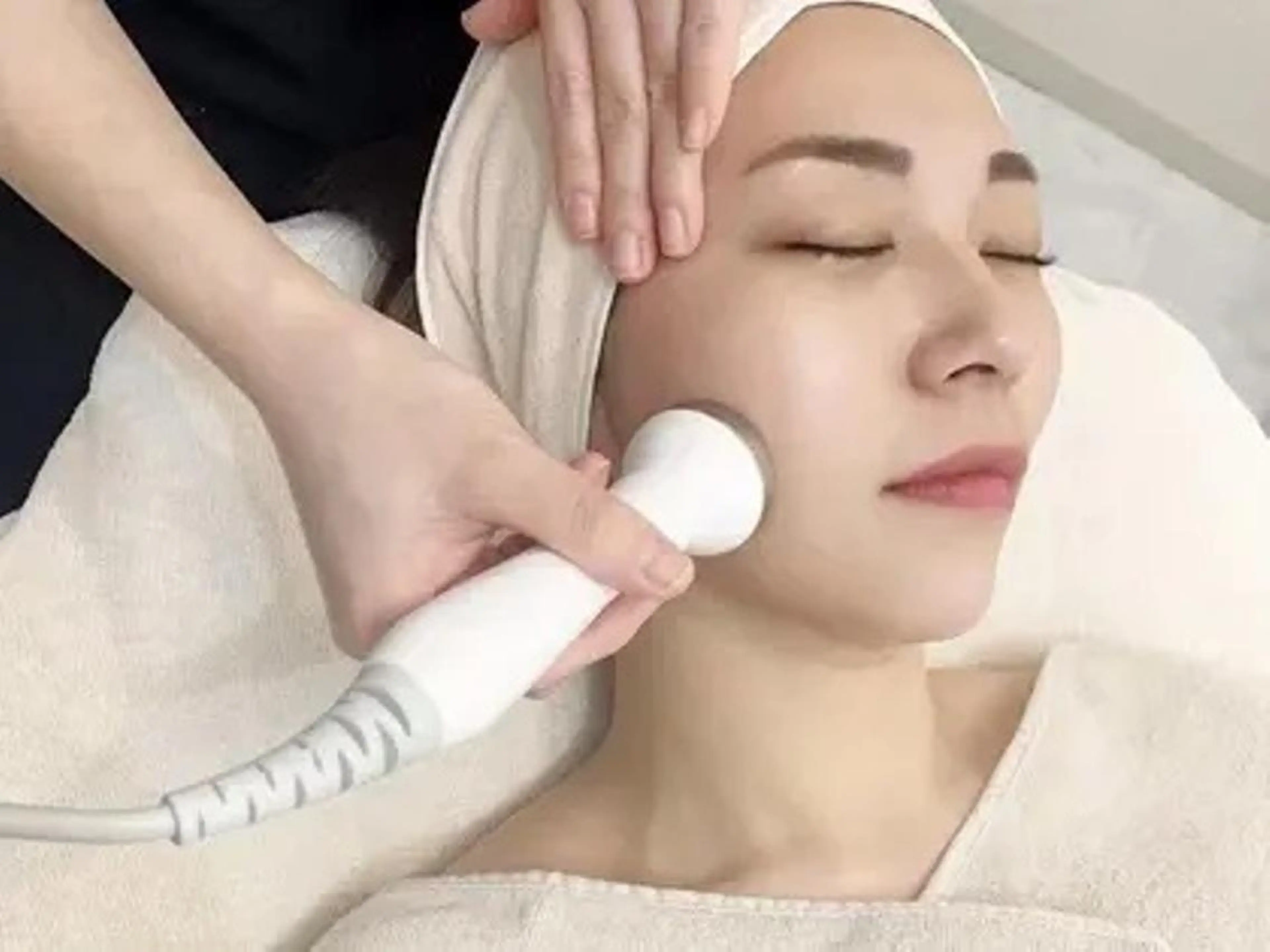 クリニック🏥と同じアンプル導入【二重あご&ぷっくりほっぺ撃退】スッキリとしたフェイスライン💘脂肪にアプローチ🔥の写真