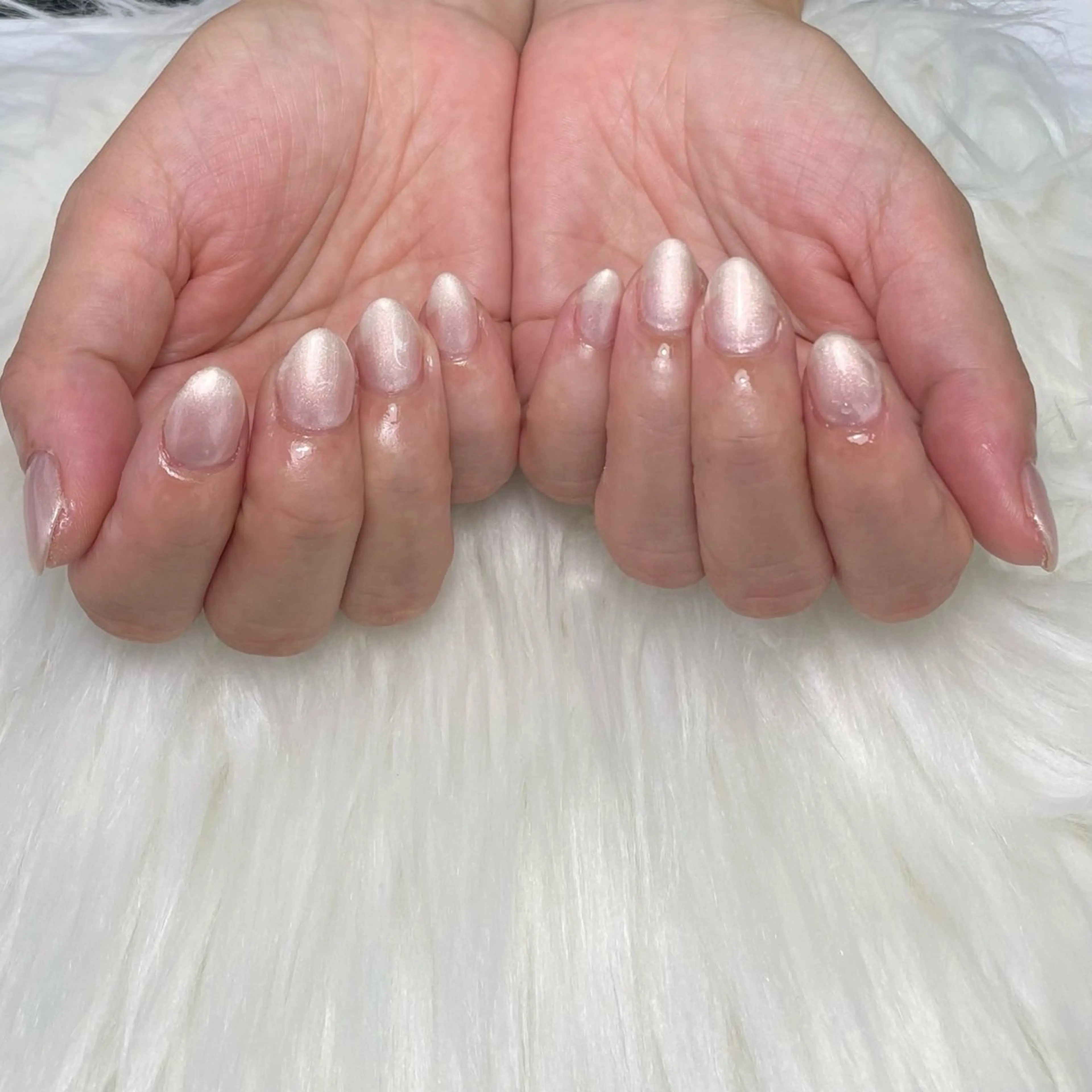 ネイル ラメ(グリッター) オフィスネイル シンプルネイル ホワイト ハンドネイル Queen Stella所属・Quee Stllaのネイルデザイン