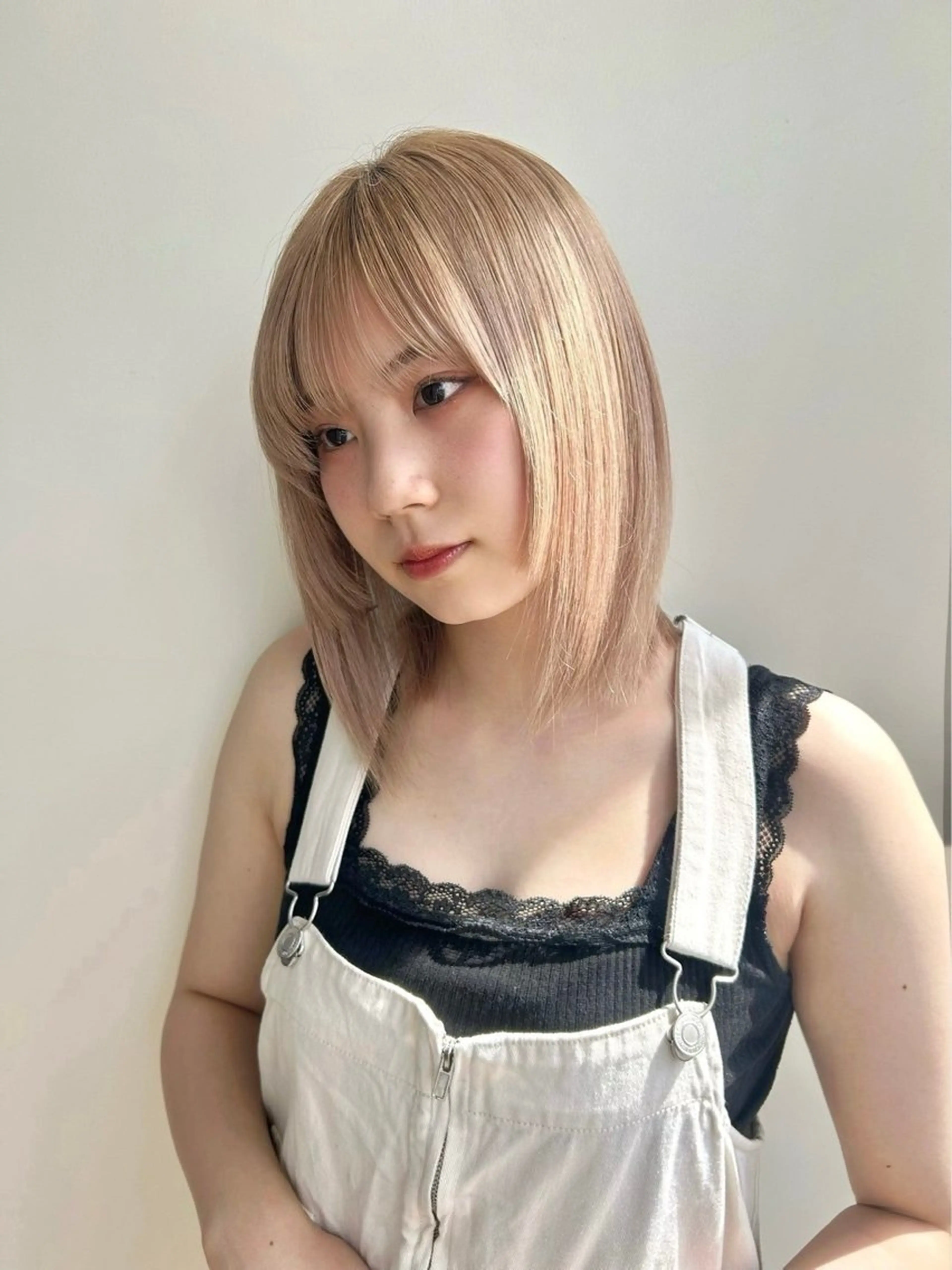 ミディアム カラー ミストバング ベージュカラー ブリーチ 透明感カラー ダブルカラー 艶カラー/縮毛矯正/ ケア/アレンジ/桜悠のヘアスタイル