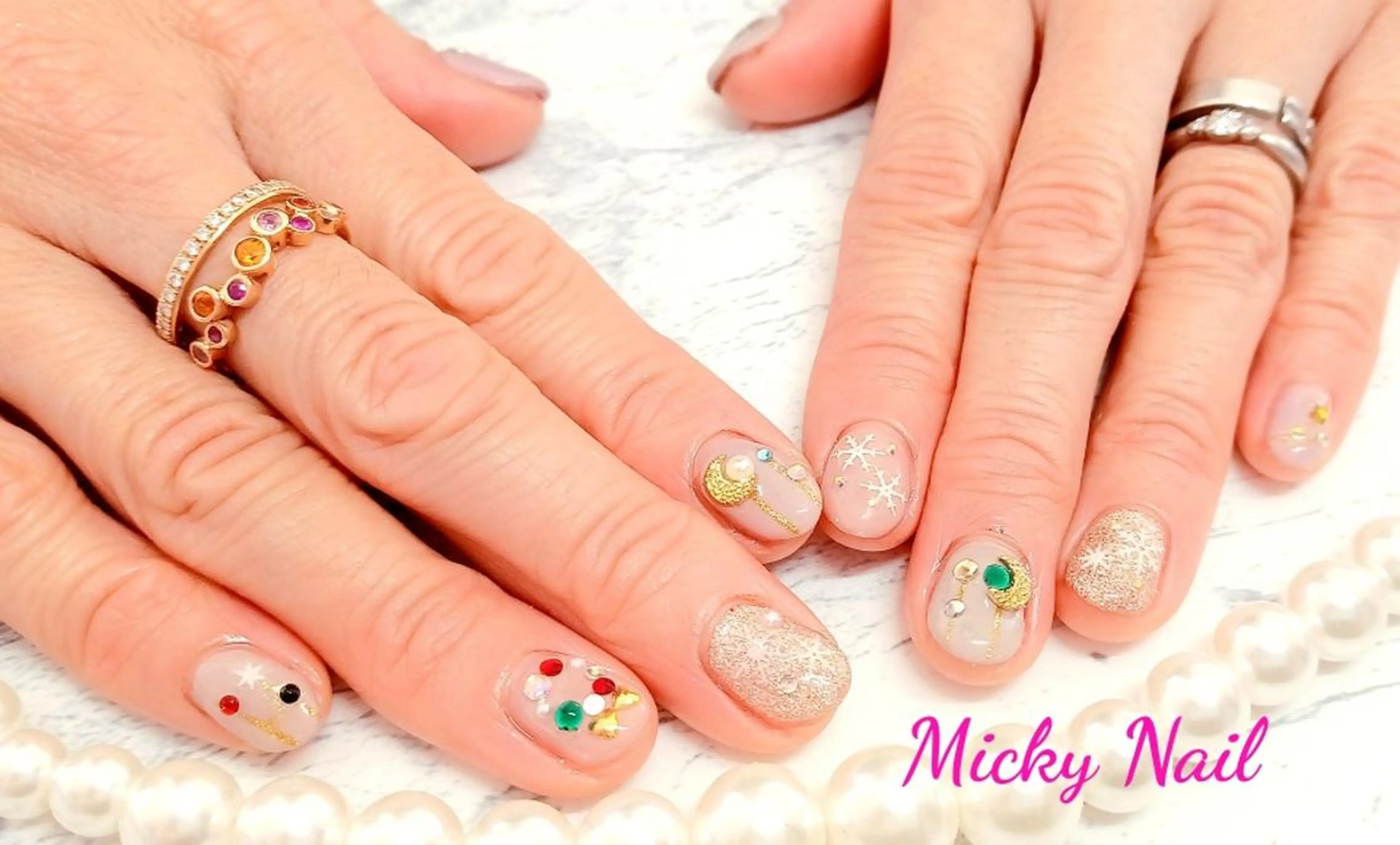 ミディアム ネイル クリスマス キラキラネイル ラメ(グリッター) 冬ネイル クリスマス Micky nail chikushinoのネイルデザイン