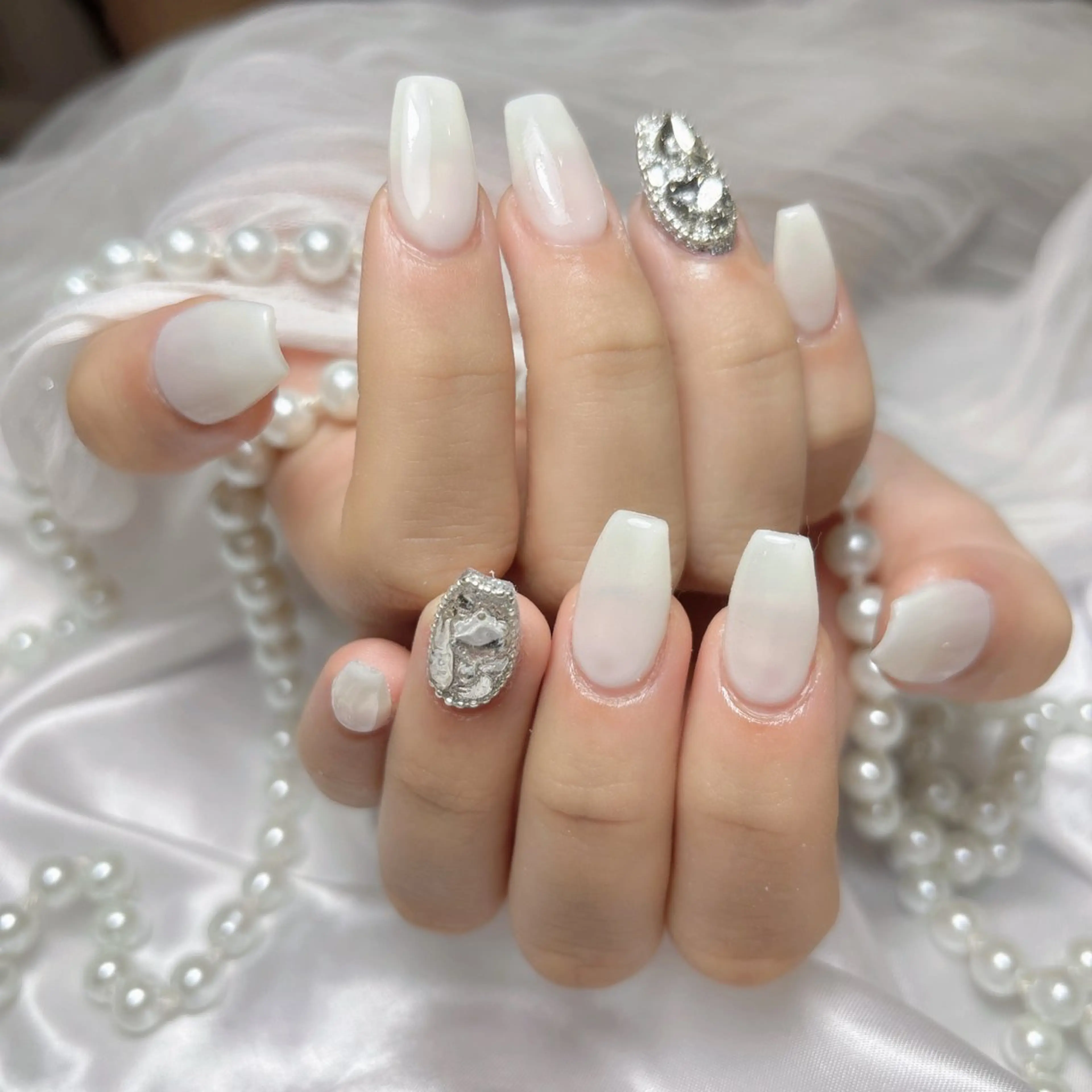 【HANDオフ無し】チップ長さだし10本+ 2本ストーン埋め尽くし　ネイルデザインの写真