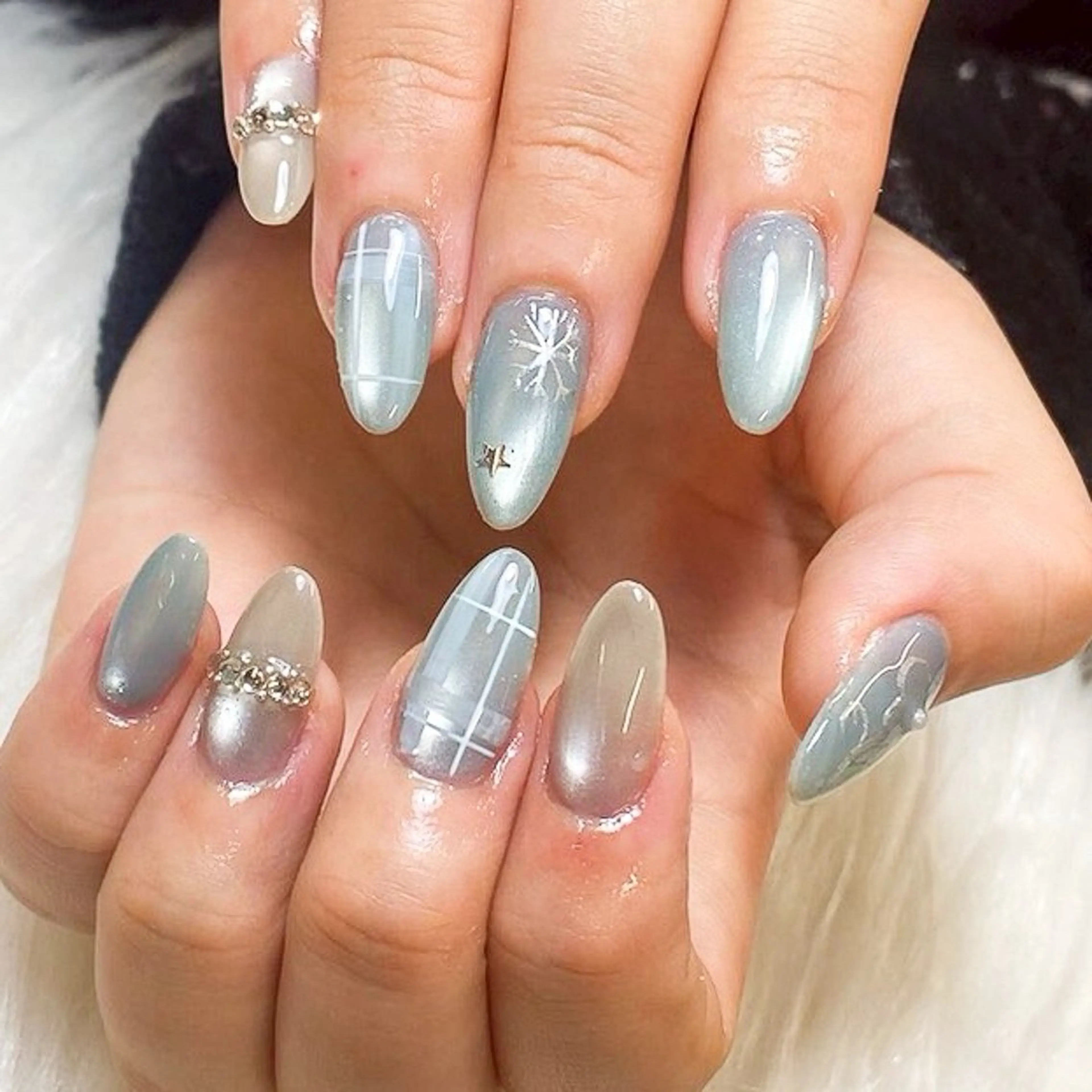 マグネットとストーンデザイン💎ストーン付き💎 ジェルオフ無料  🌟チップ長さ出し別の写真