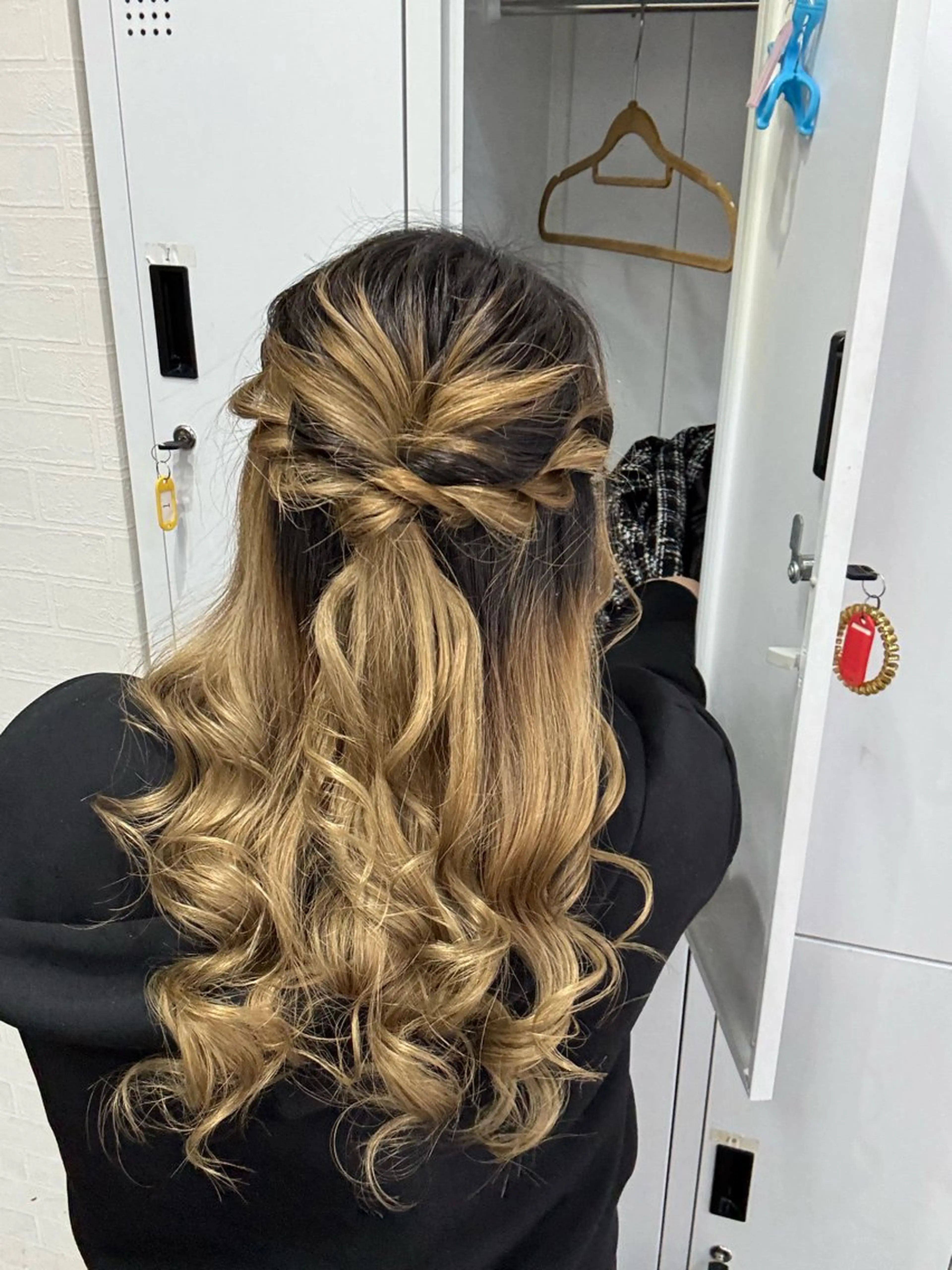 ロング apollo 横浜所属・横浜🦋ハイトーン 🫐耳つぼジュエリーのヘアスタイル