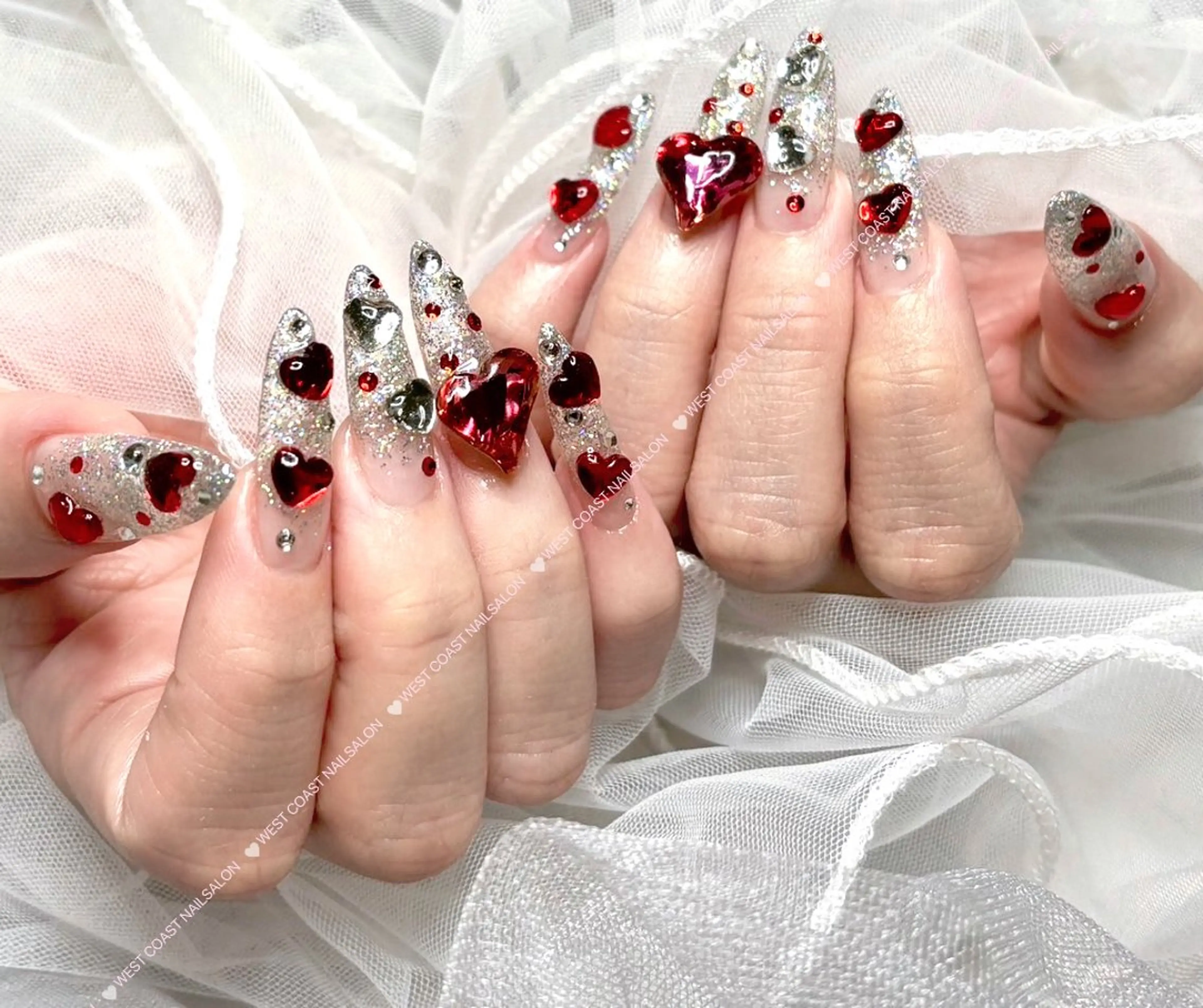 ネイル 長さ出し ガーリー ハンドネイル リボン、ガーリー パーツ放題専門店のネイルデザイン