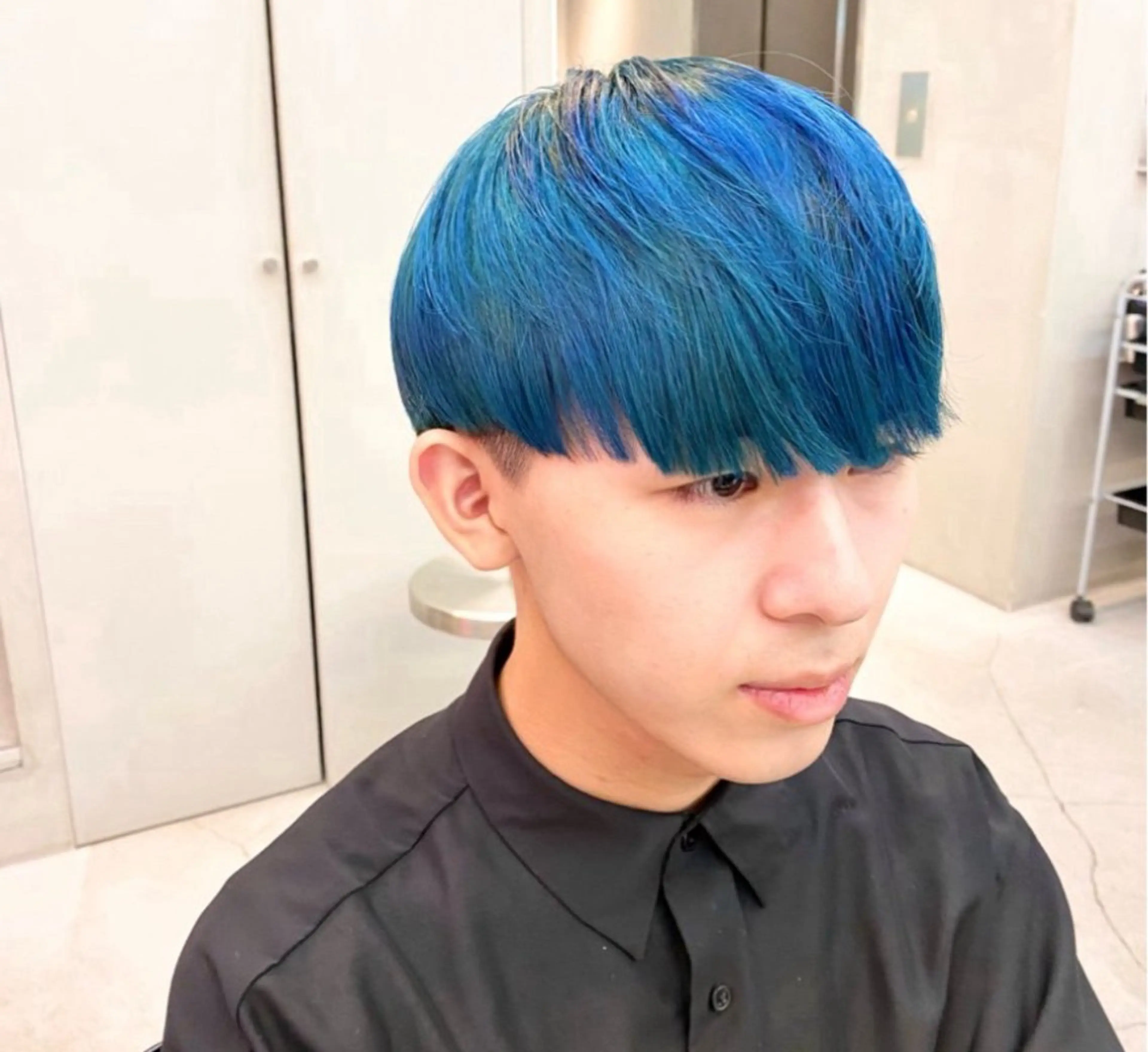 ショート カラー メンズ メンズブリーチ マッシュ 刈り上げ ブリーチ ブルーカラー カット ヘアカラー 普通の美容室じゃない ‼️/若林のヘアスタイル