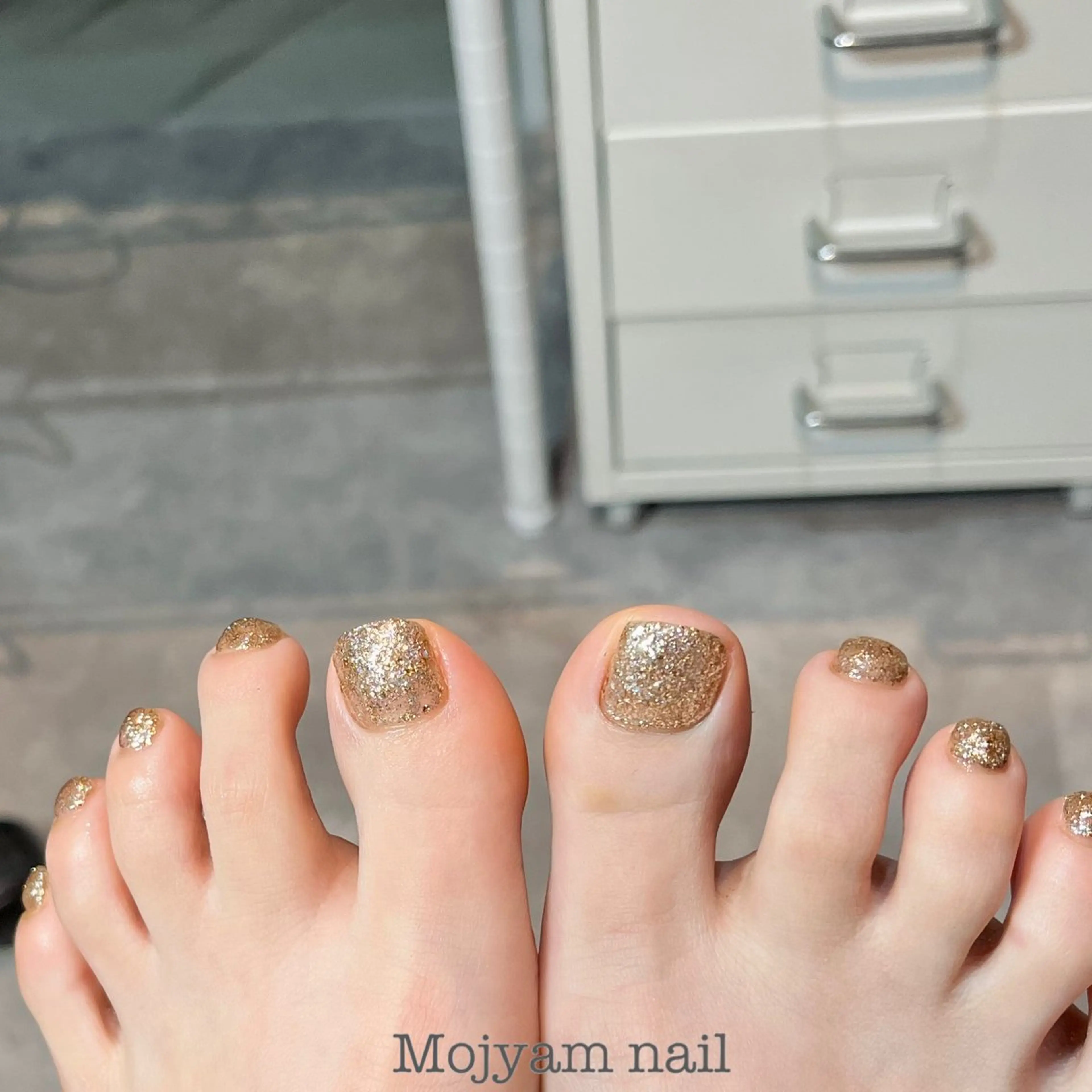 ネイル フットネイル ゴールド ラメ(グリッター) 冬ネイル フットネイル Mojyam nail所属・松本 実咲のネイルデザイン