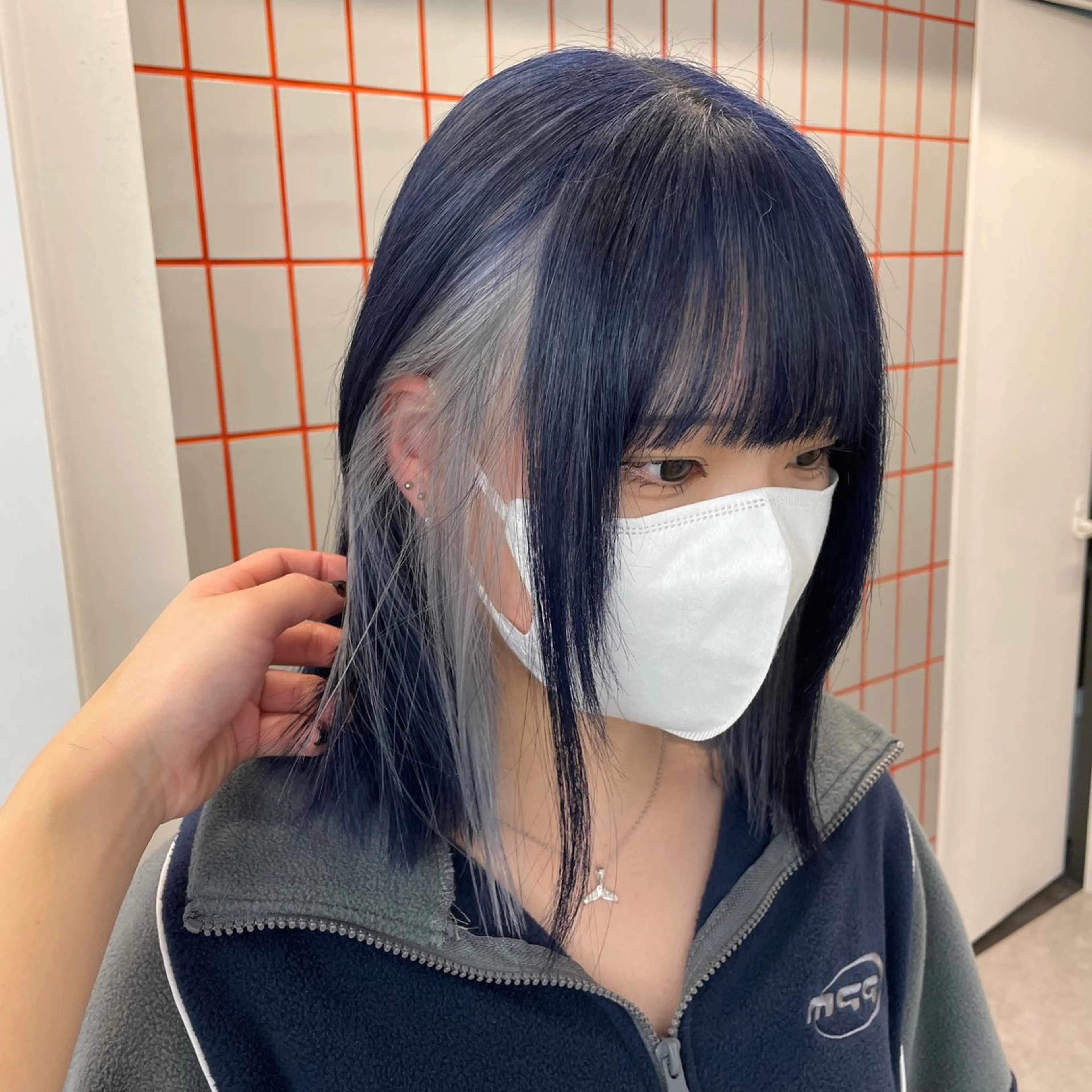 ミディアム カラー 黒髪 ブルーカラー ブルーブラック デザインカラー インナーカラー ヘアカラー ダブルカラー/ピンク 🎀momo🎀のヘアスタイル