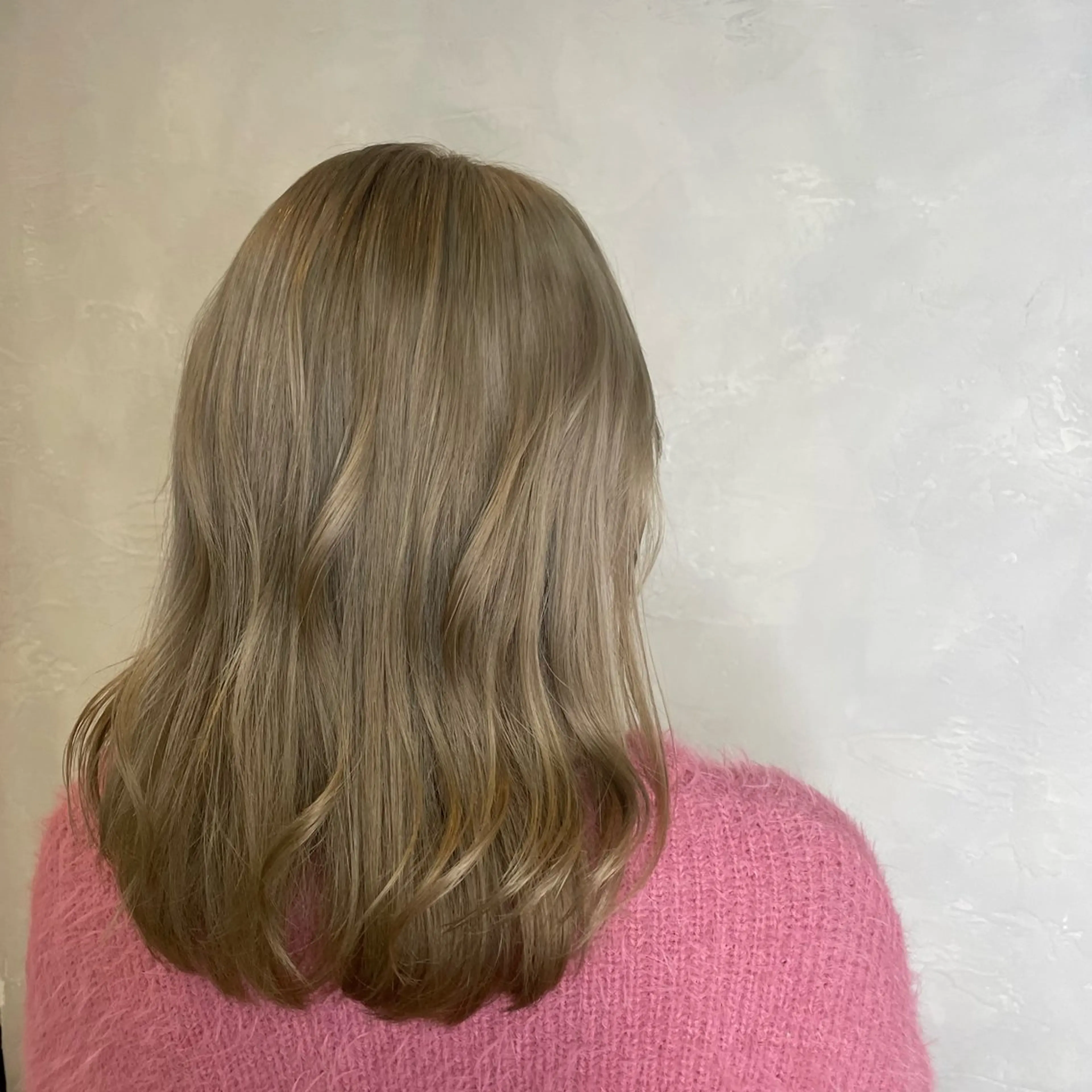 ミディアム 岩水 穂華のヘアスタイル