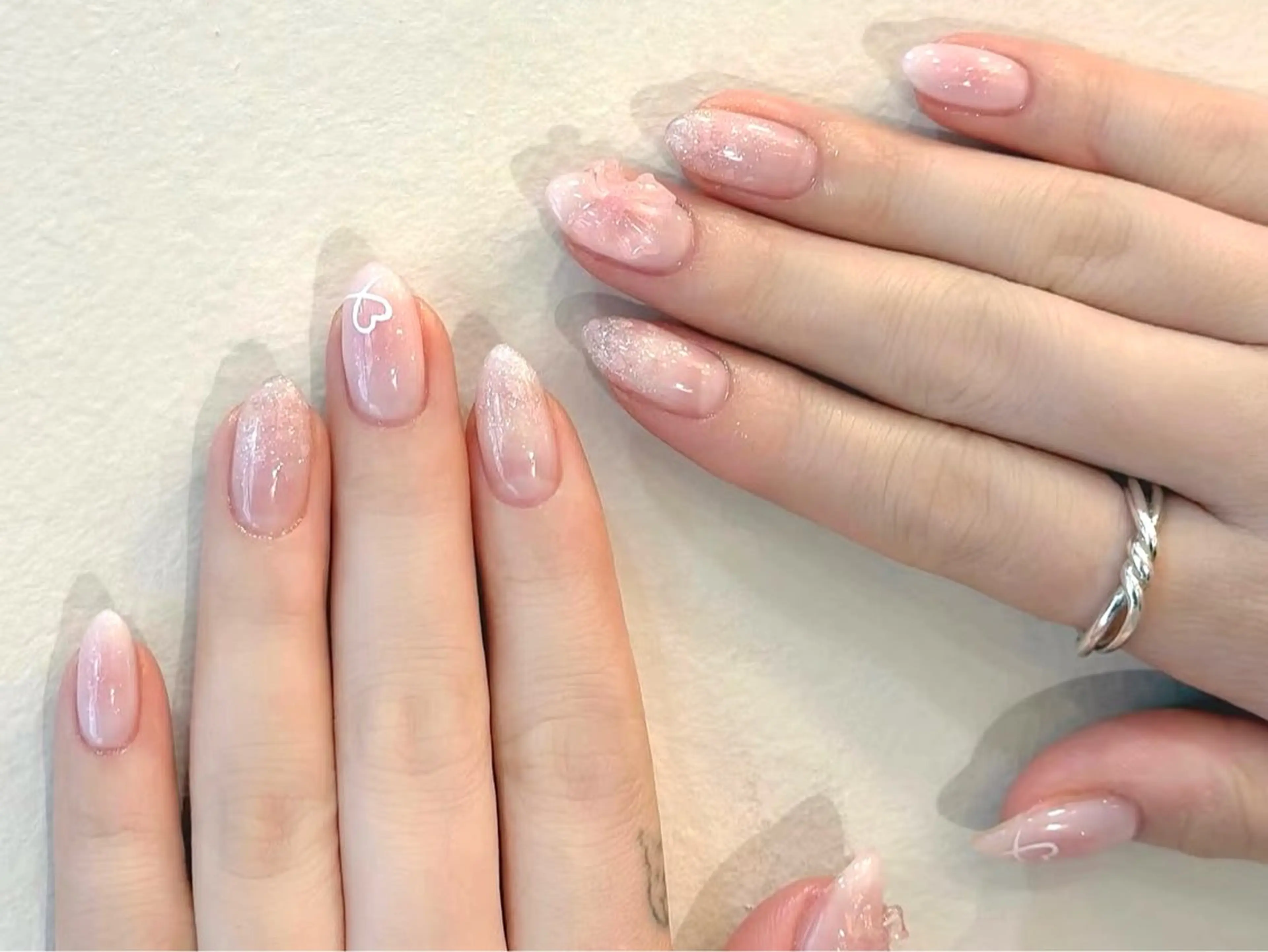 ネイル アートネイル チークネイル グラデーション ハート 氷ネイル・うるうるネイル ハンドネイル ハンドケア DarkHoney 池袋店のネイルデザイン