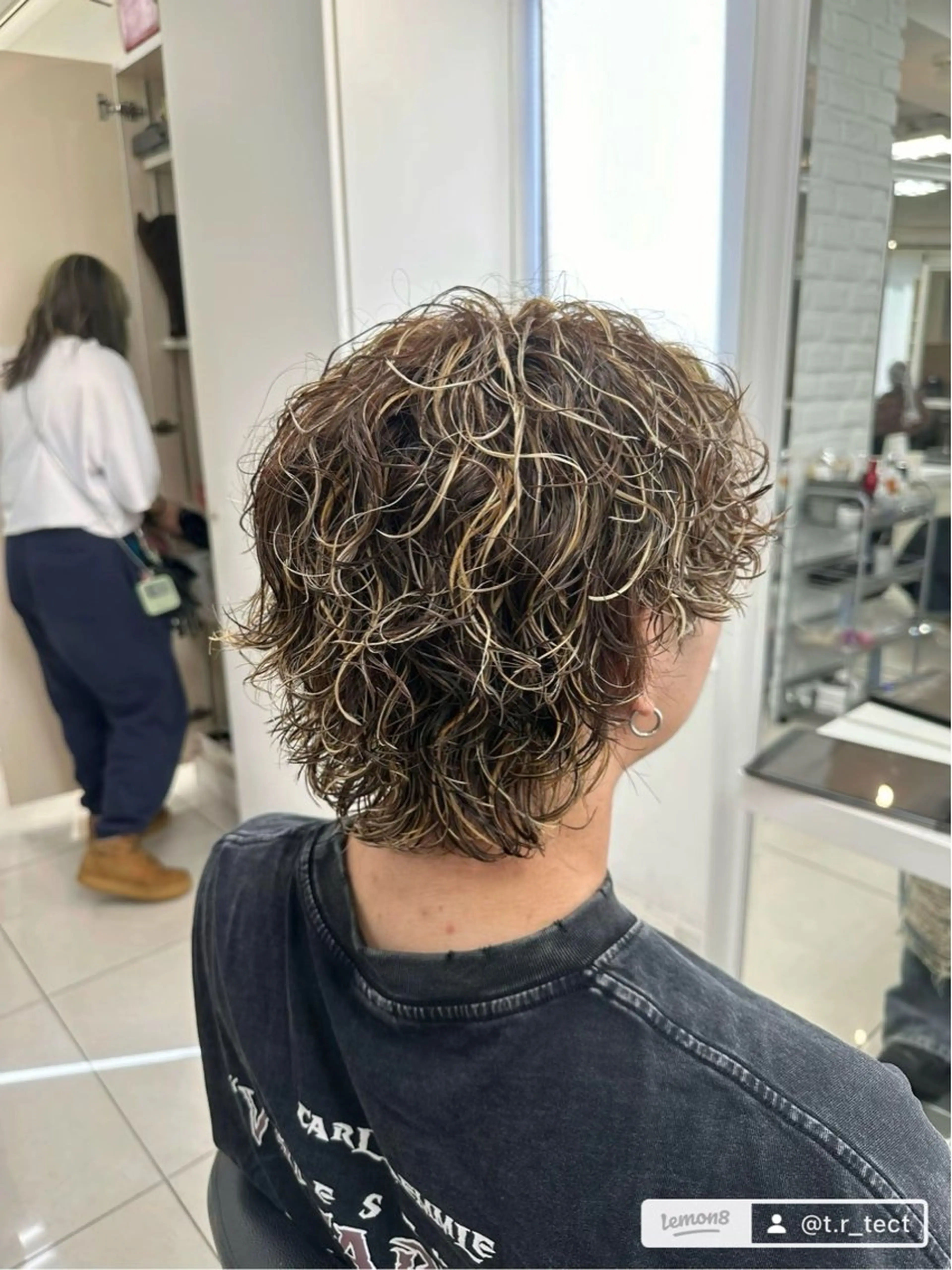 ショート カラー パーマ メンズ カット ヘアカラー パーマ 【シャドウパーマ センターパート】義心のヘアスタイル