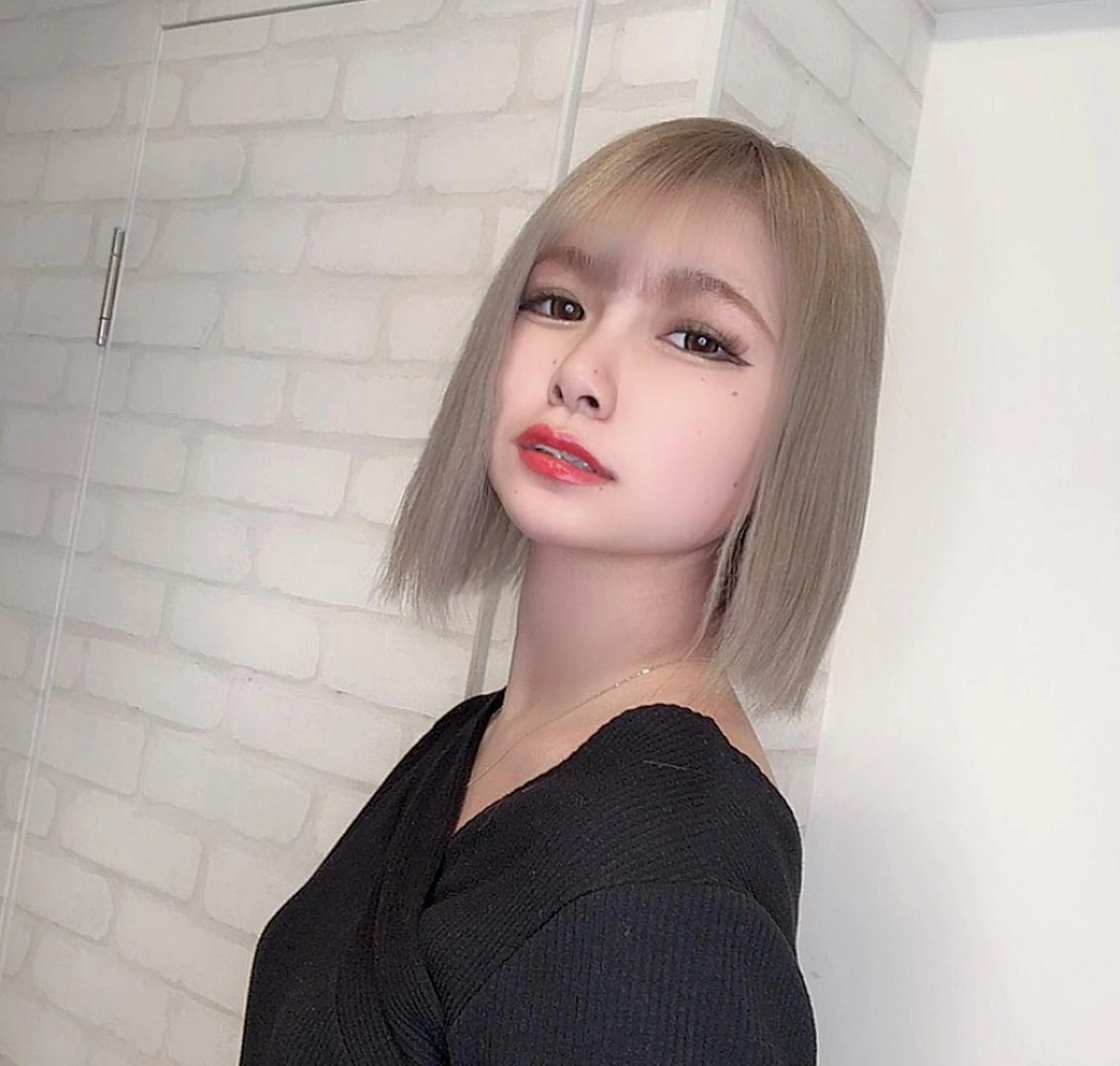 ショート カラー 切りっぱなしボブ ベージュカラー ホワイトベージュ ボブ カット ヘアカラー 韓国ヘア🇰🇷 YURIYAのヘアスタイル