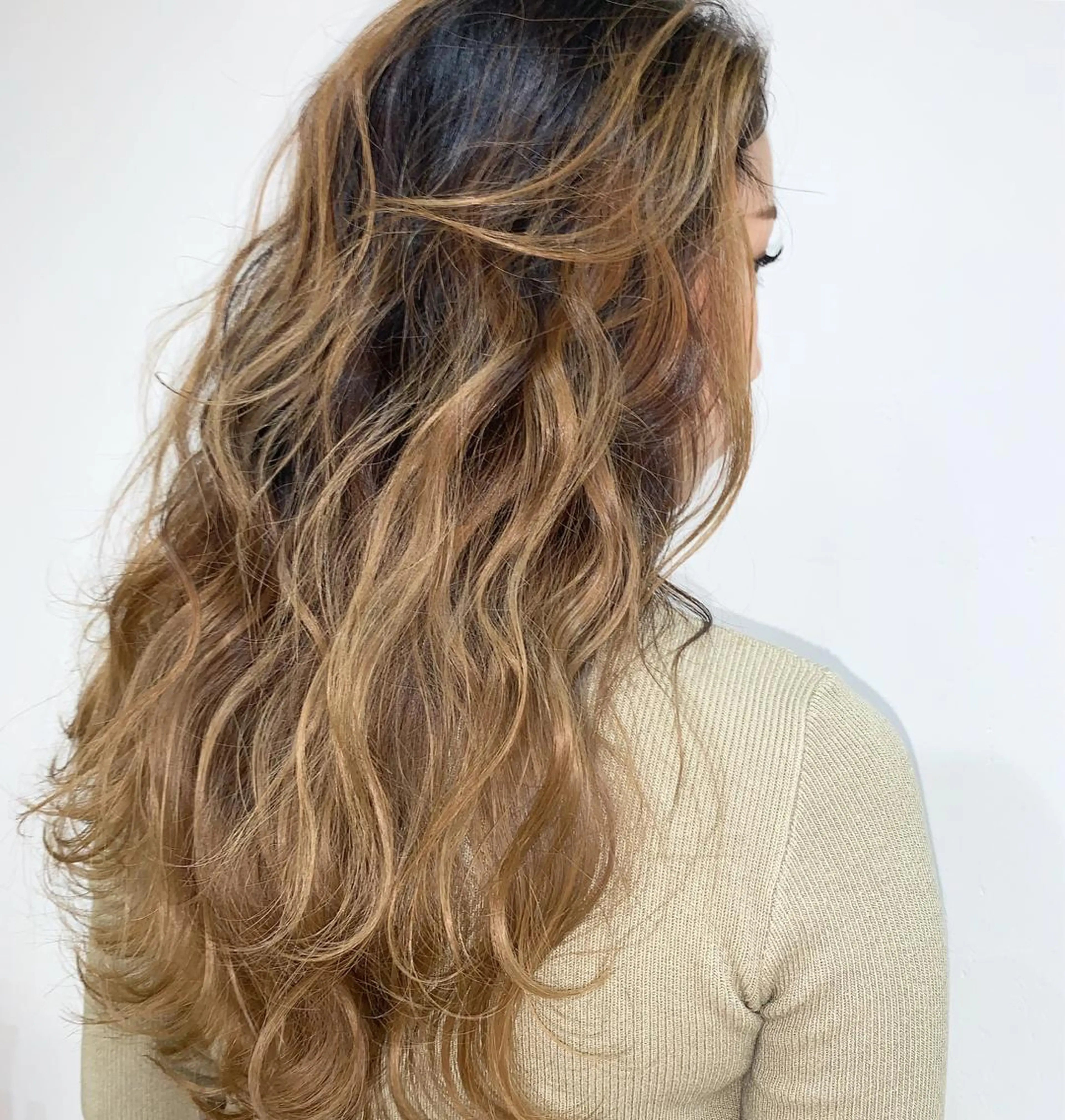 セミロング カラー ✨艶ブリーチカラー ✨四ノ宮裕己のヘアスタイル