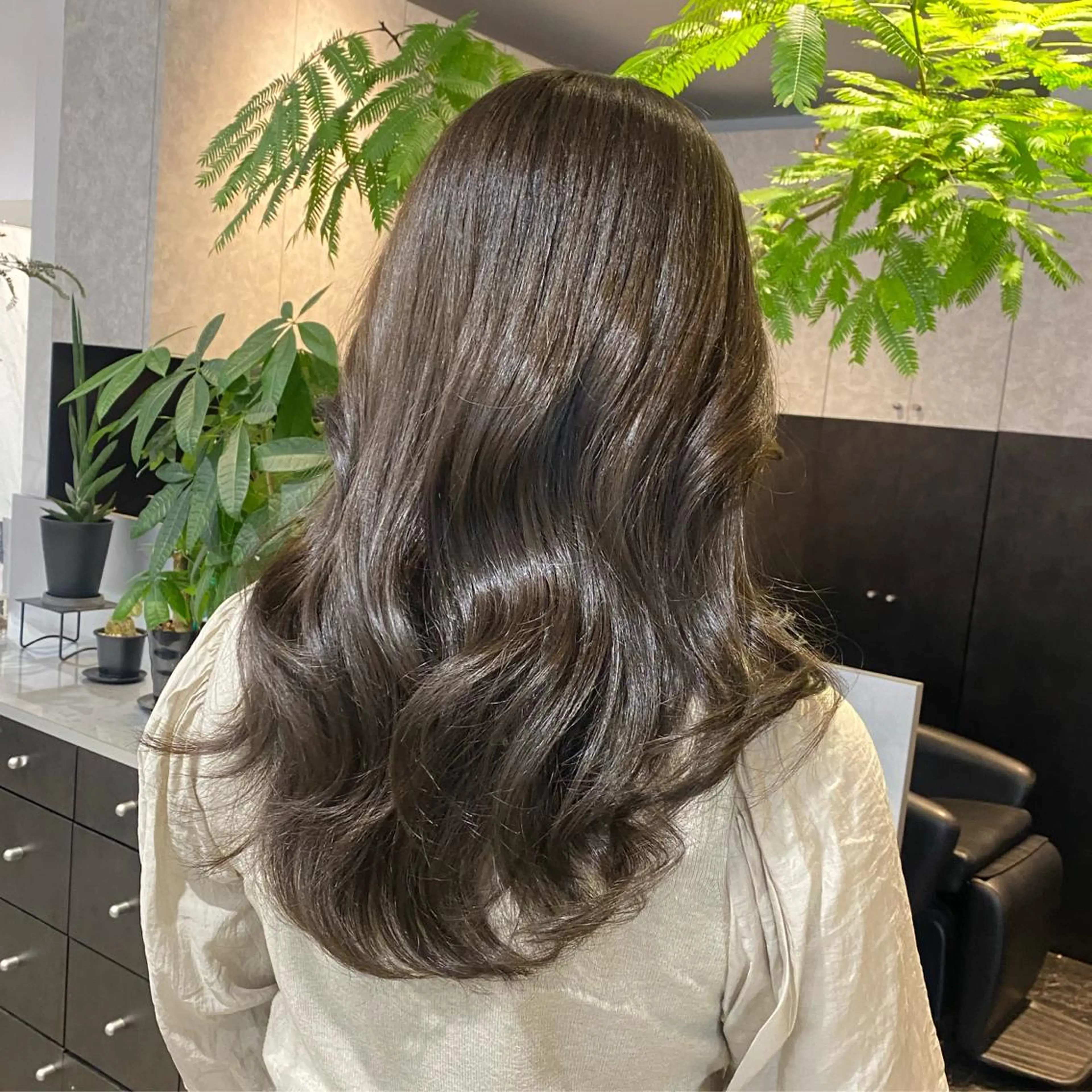 セミロング カラー ベージュカラー ブリーチ ブリーチなしカラー オリーブベージュ youres hair東新宿店所属・新宿⌇韓国風ヘア ⌇透明感カラーのヘアスタイル