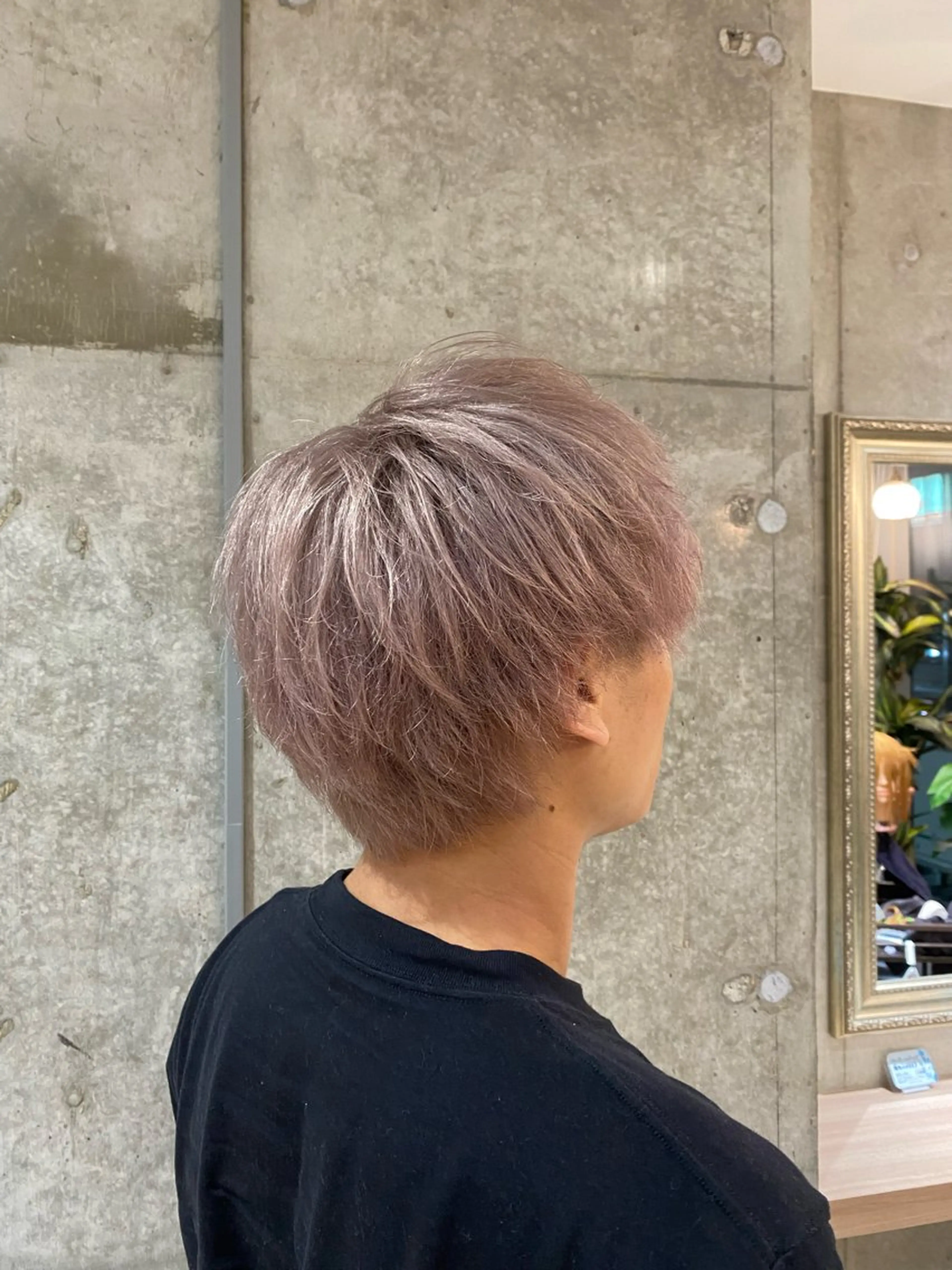 ショート カラー ブリーチ 齋藤 椋哉のヘアスタイル