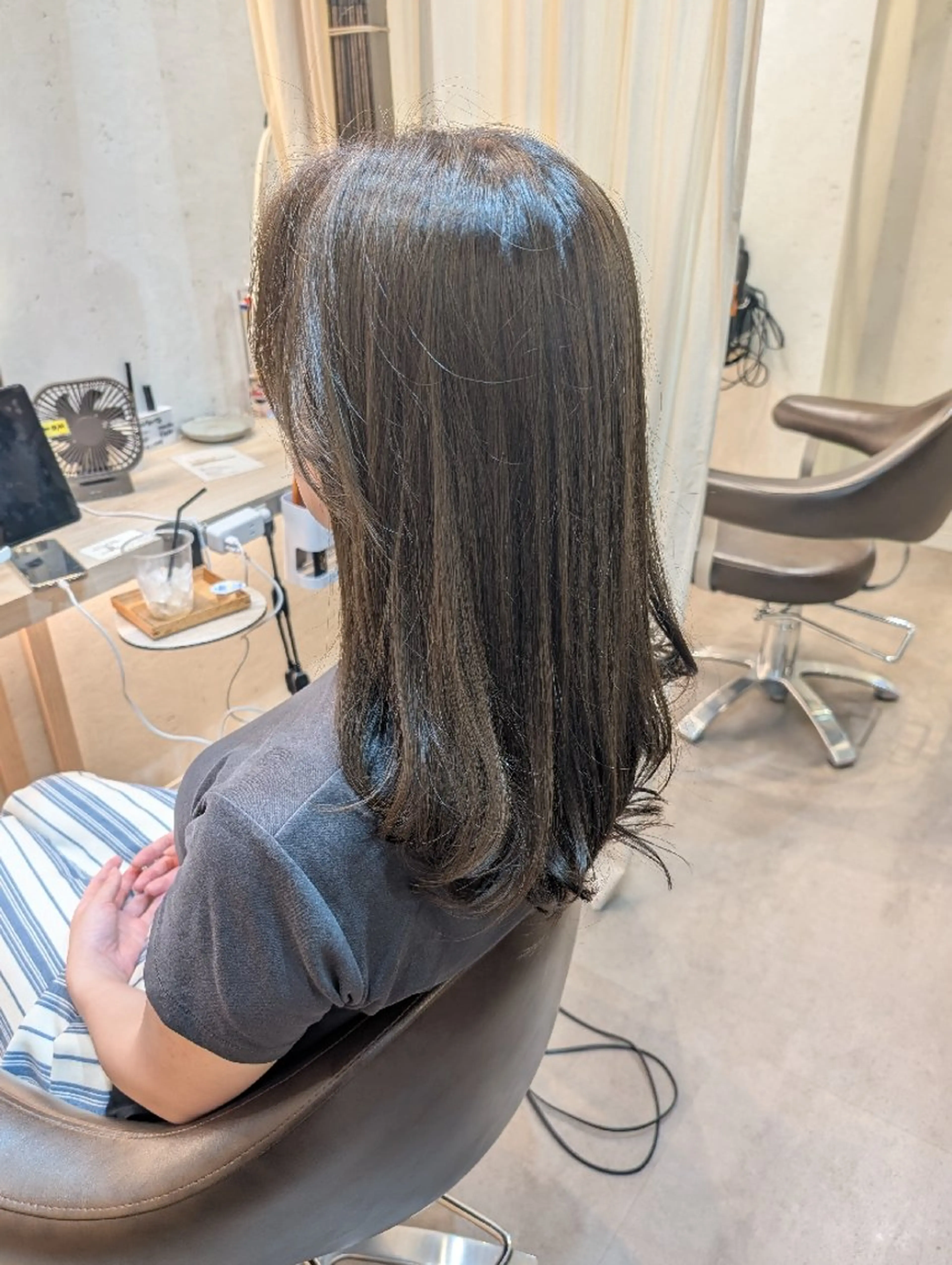 ミディアム カラー ヘアアレンジ ベージュカラー オリーブベージュ レイヤーカット カット ヘアカラー トリートメント ヘアセット koto💭 コトのヘアスタイル