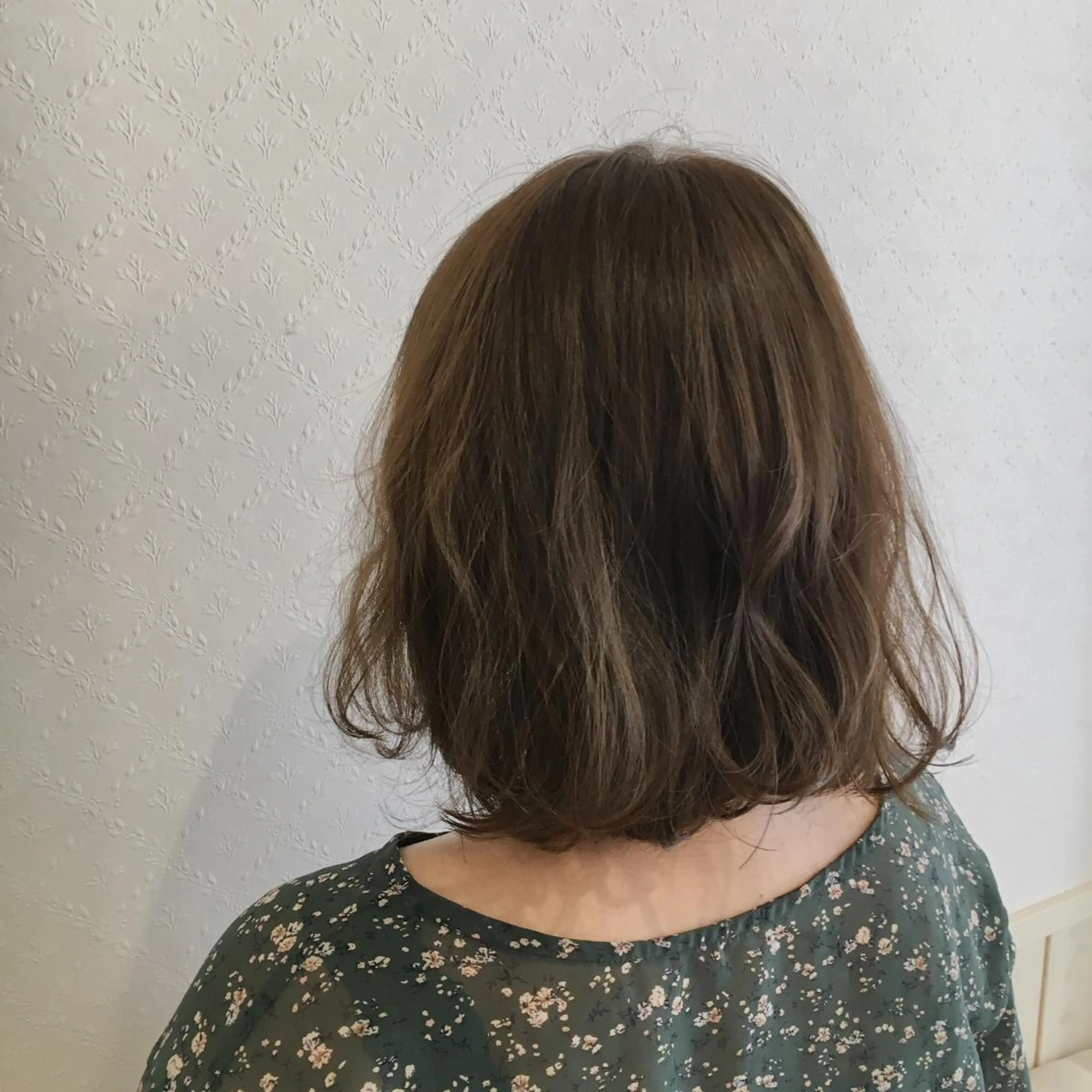 ミディアム カラー 宮内 真乃のヘアスタイル