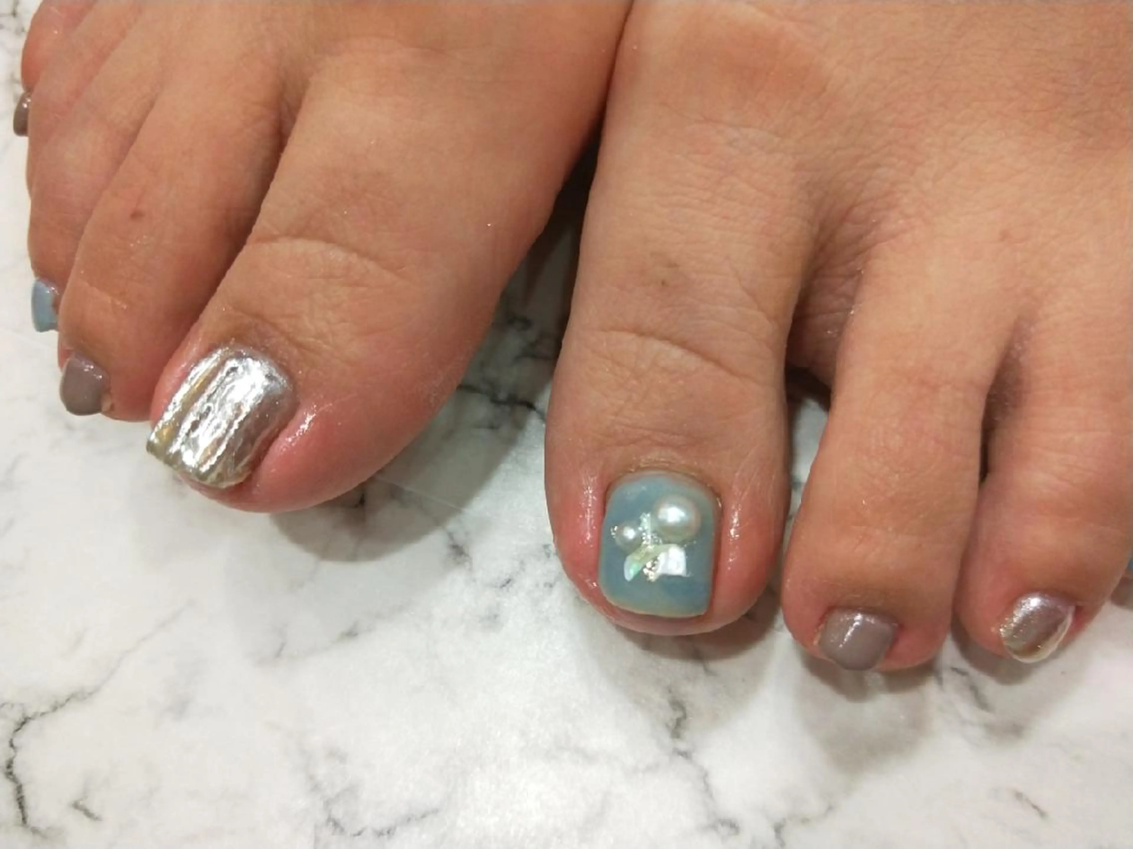 ネイル フットネイル R'well所属・はばすみれ🎀ﾈｲﾙ 光ﾌｪｲｼｬﾙ ﾍｱのネイルデザイン