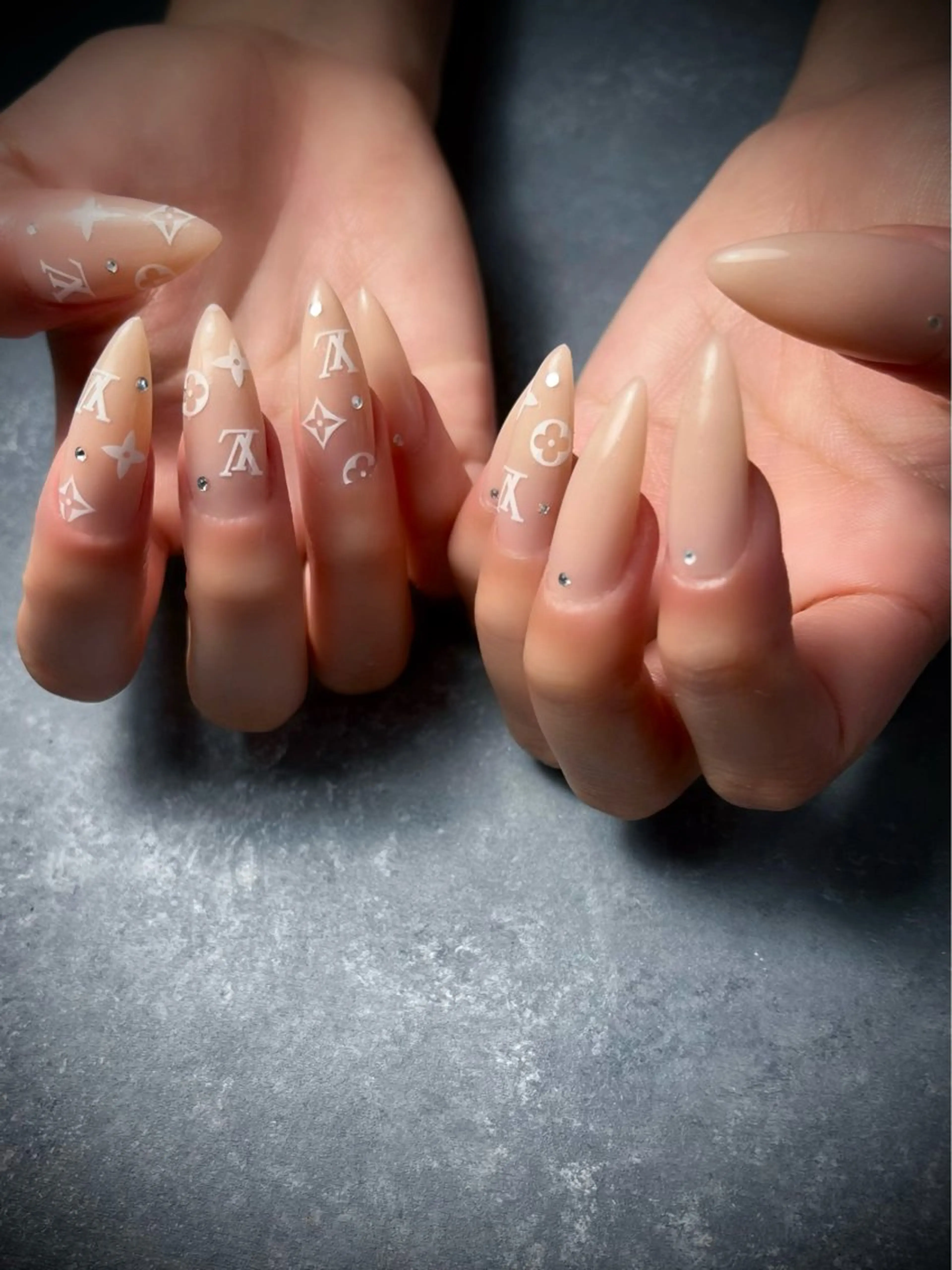 ネイル キラキラネイル マグネットネイル ワンカラーネイル スカルプネイル ワンホンネイル nine.🦋 YUKOのネイルデザイン