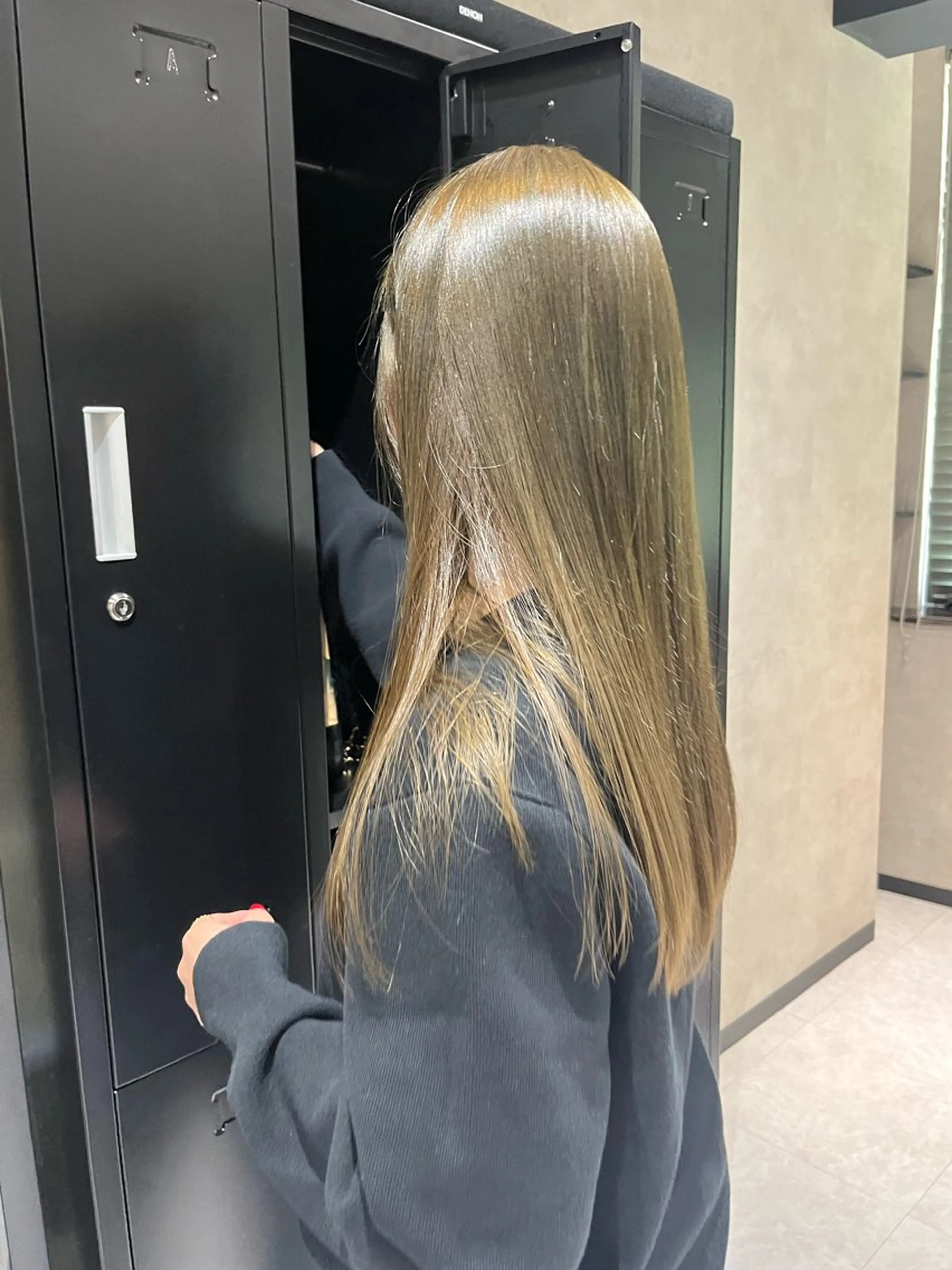 ロング カラー ベージュカラー ダブルカラー オリーブベージュ room肥後橋所属・room ヨネヤマのヘアスタイル