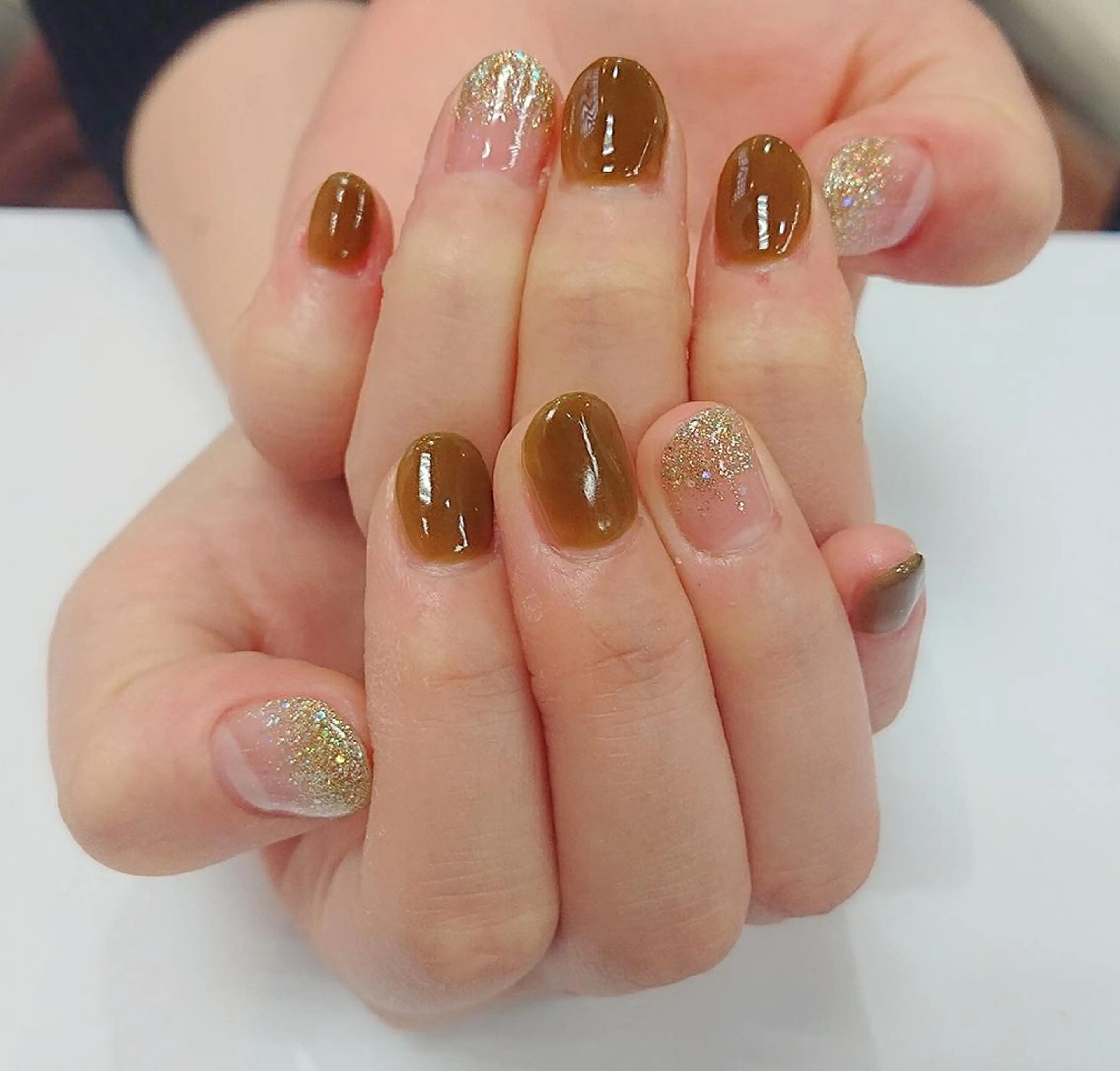 ネイル ゴールド ラメ(グリッター) ラメグラデーション 🍒当日もOK🍒 𝑳𝑼𝑵𝑨花井のネイルデザイン