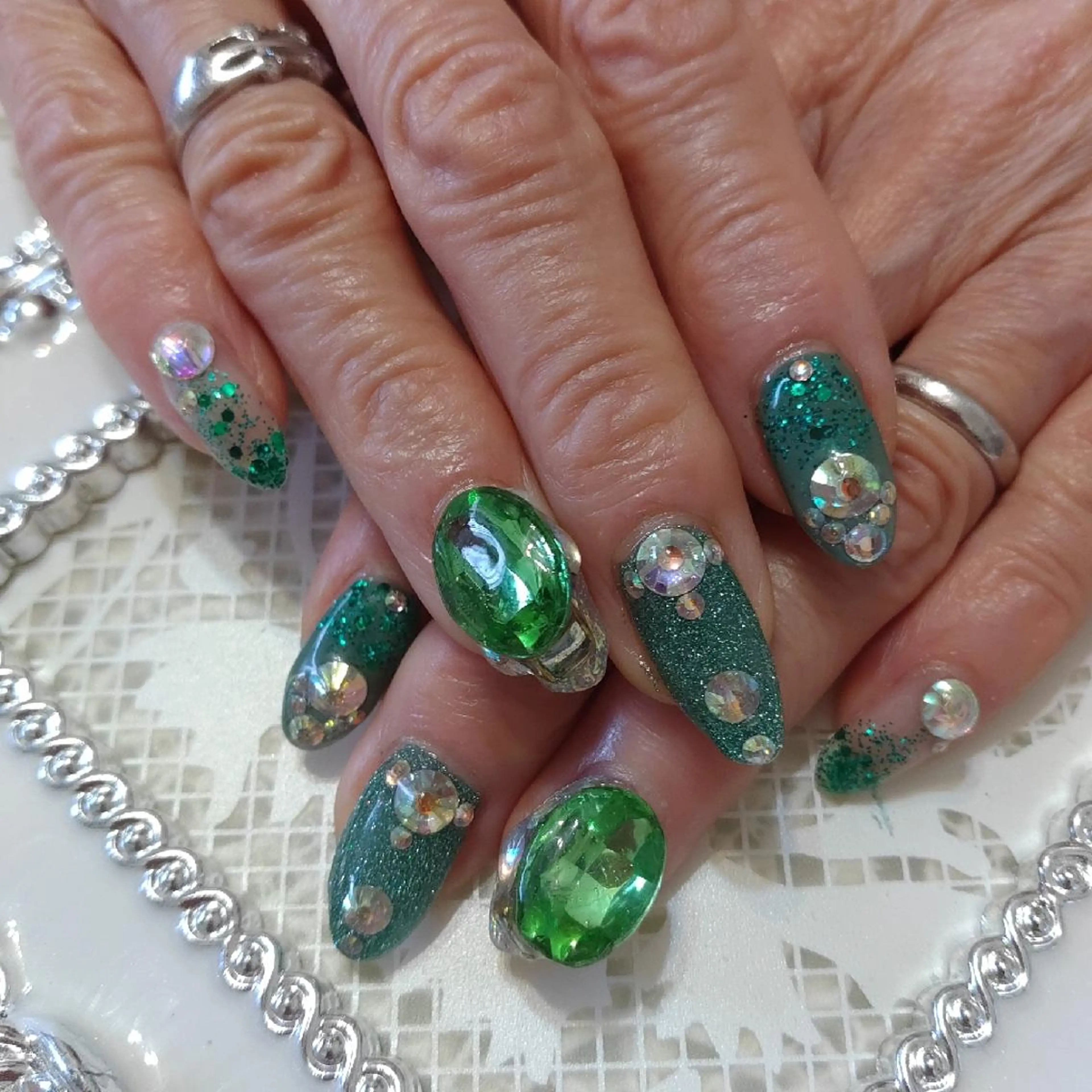 ネイル エステとネイル ローズコンフォートのネイルデザイン