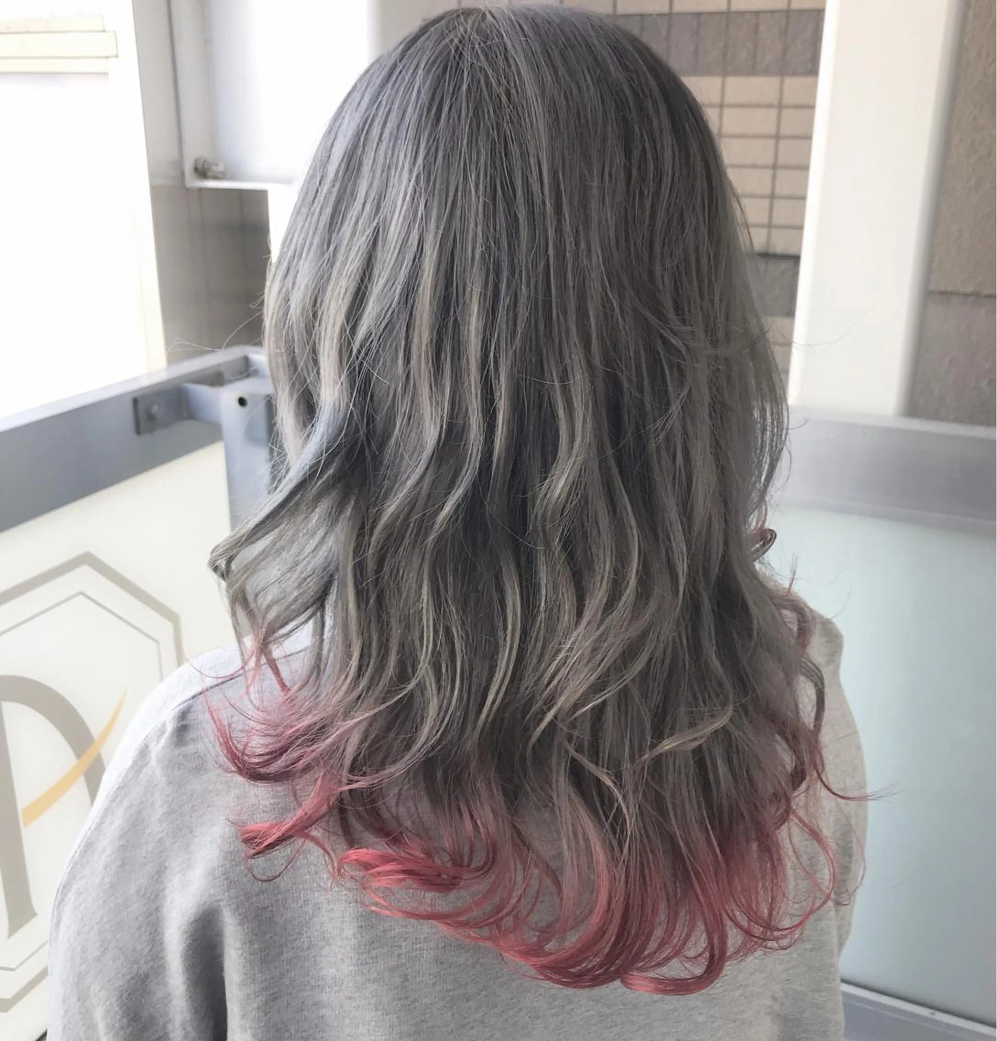 ロング カラー アッシュ グラデーションカラー グレージュ ピンクカラー シルバー オーストヘアー ミコ所属・岩谷/ブリーチ 🪽透明感カラーのヘアスタイル