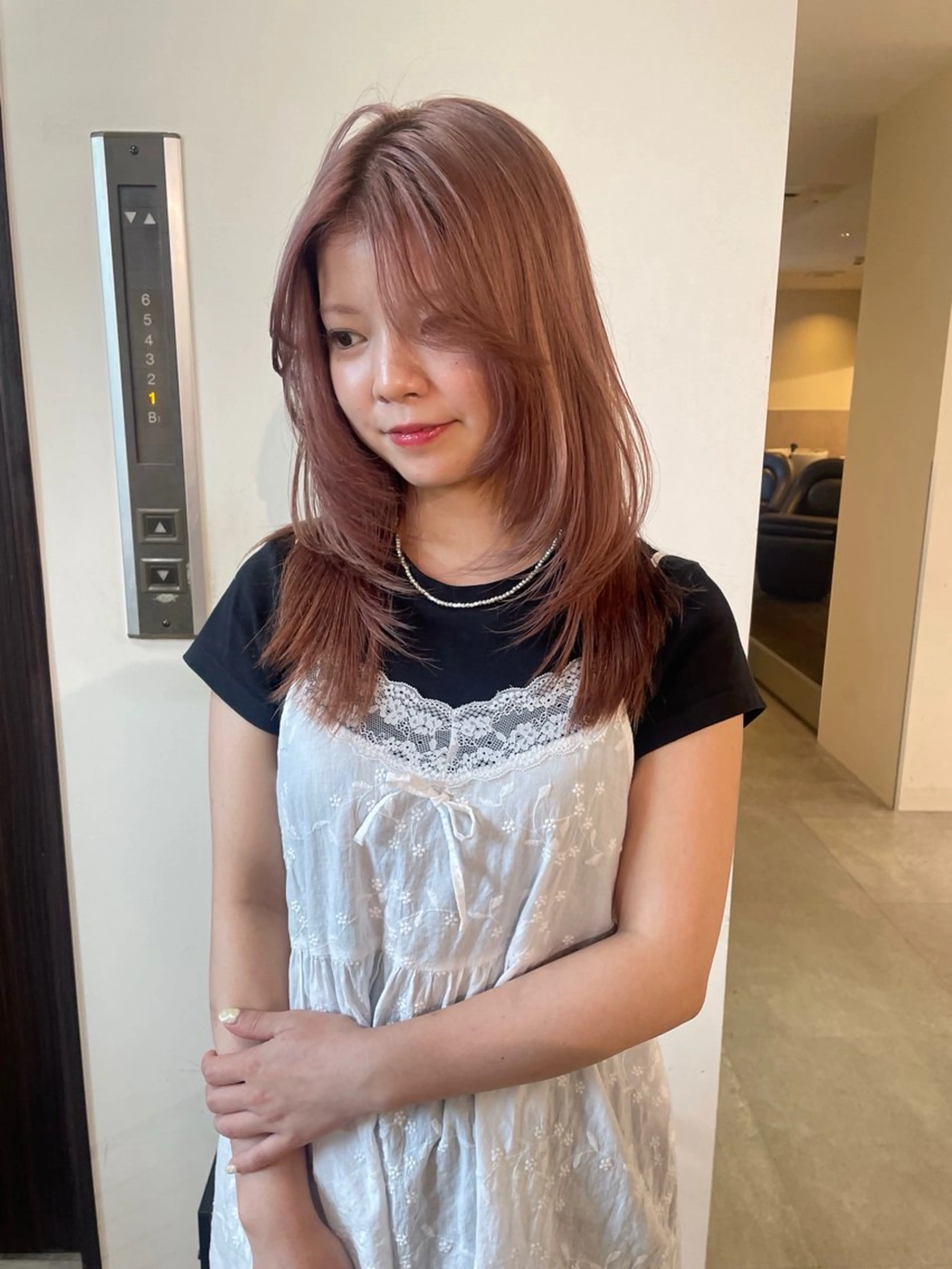 セミロング カラー ベージュカラー ブリーチ ブロンド ケアブリーチ ダブルカラー カット ヘアカラー トリートメント MIU/ルーツカラー 顔まわりレイヤーのヘアスタイル