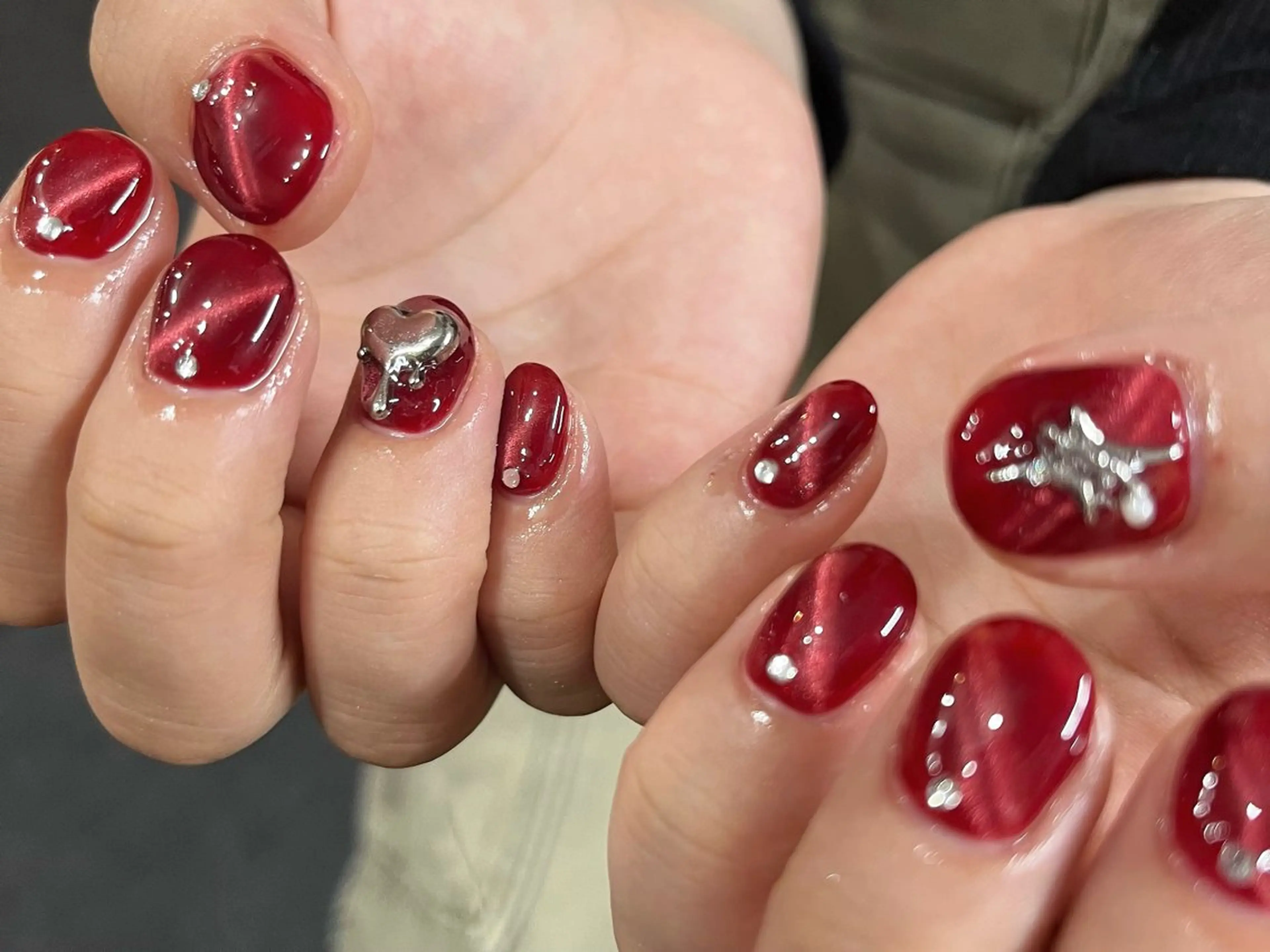 ネイル ハート キラキラネイル マグネットネイル 赤色 ショートネイル ハンドネイル ハンドケア 🎀NAIL🎀 AI🪄︎︎◝✩のネイルデザイン