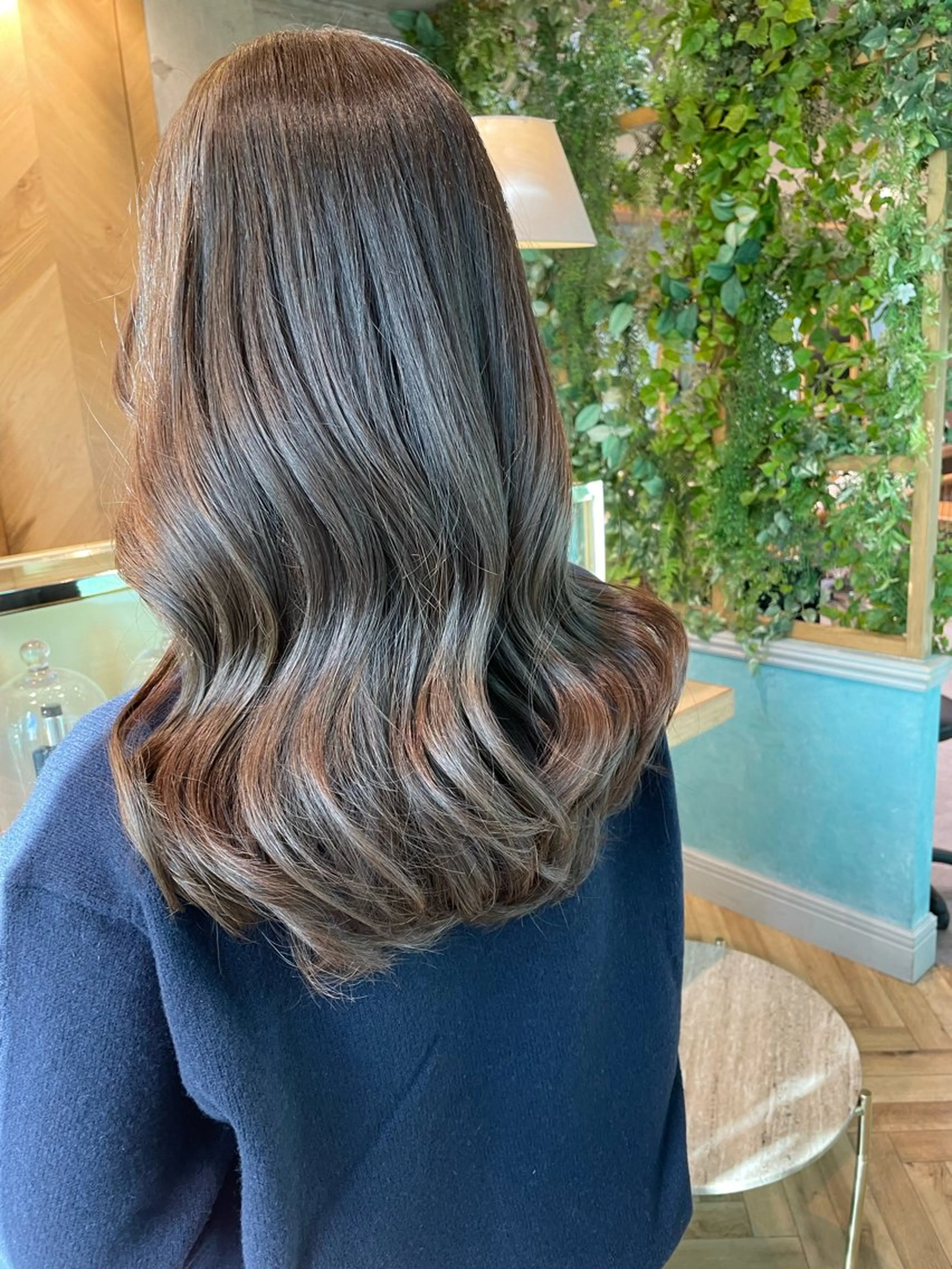 セミロング カット ヘアカラー トリートメント 山本翔一郎 韓国顔周りレイヤーのヘアスタイル