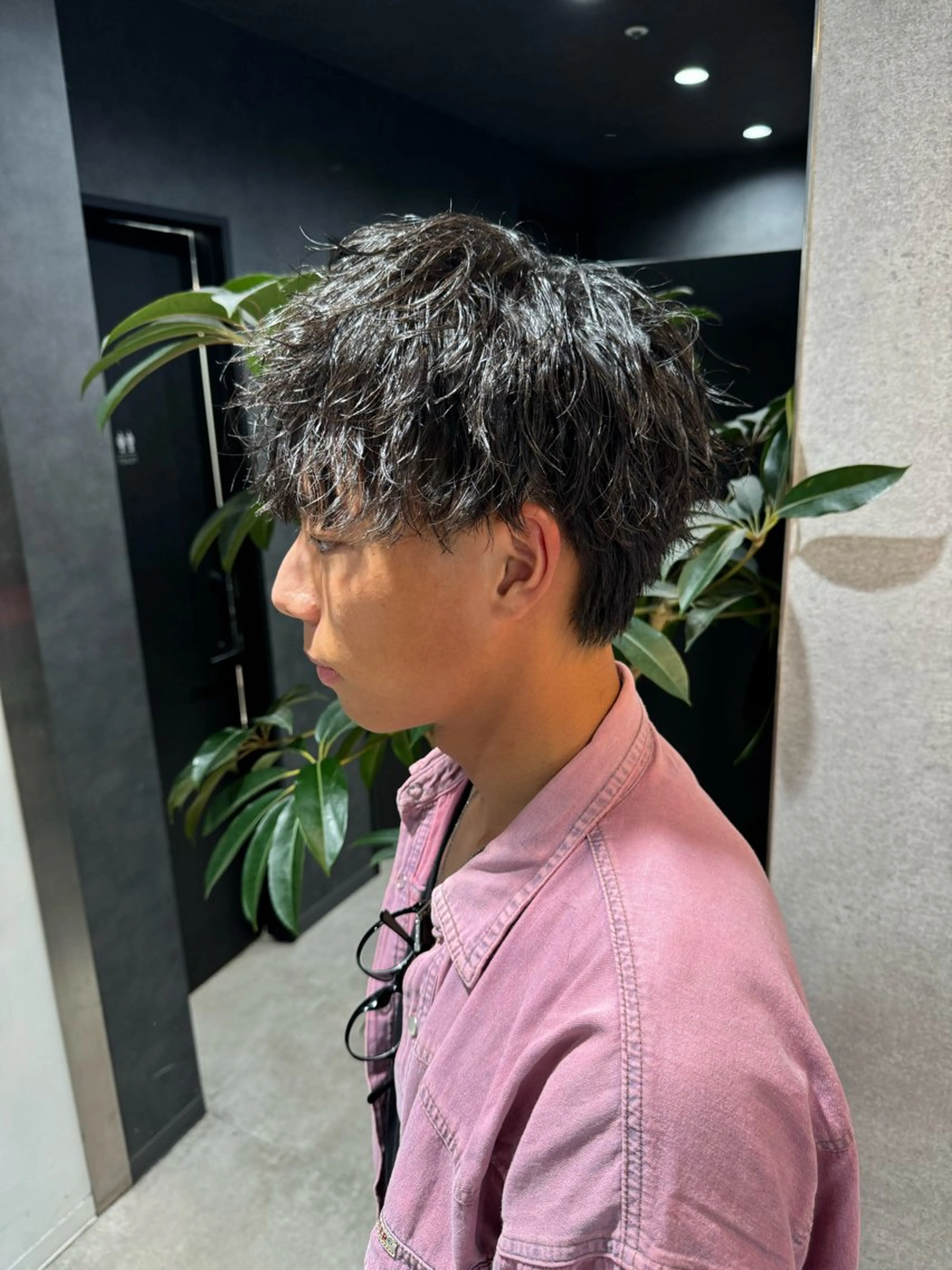 ショート カラー パーマ ヘアアレンジ メンズ メンズブリーチ センターパート メンズハイライト メンズハイトーン マッシュ カット パーマ トリートメント ヘッドスパ ヘアセット スパイキー/フェザー /波巻き/かいとのヘアスタイル