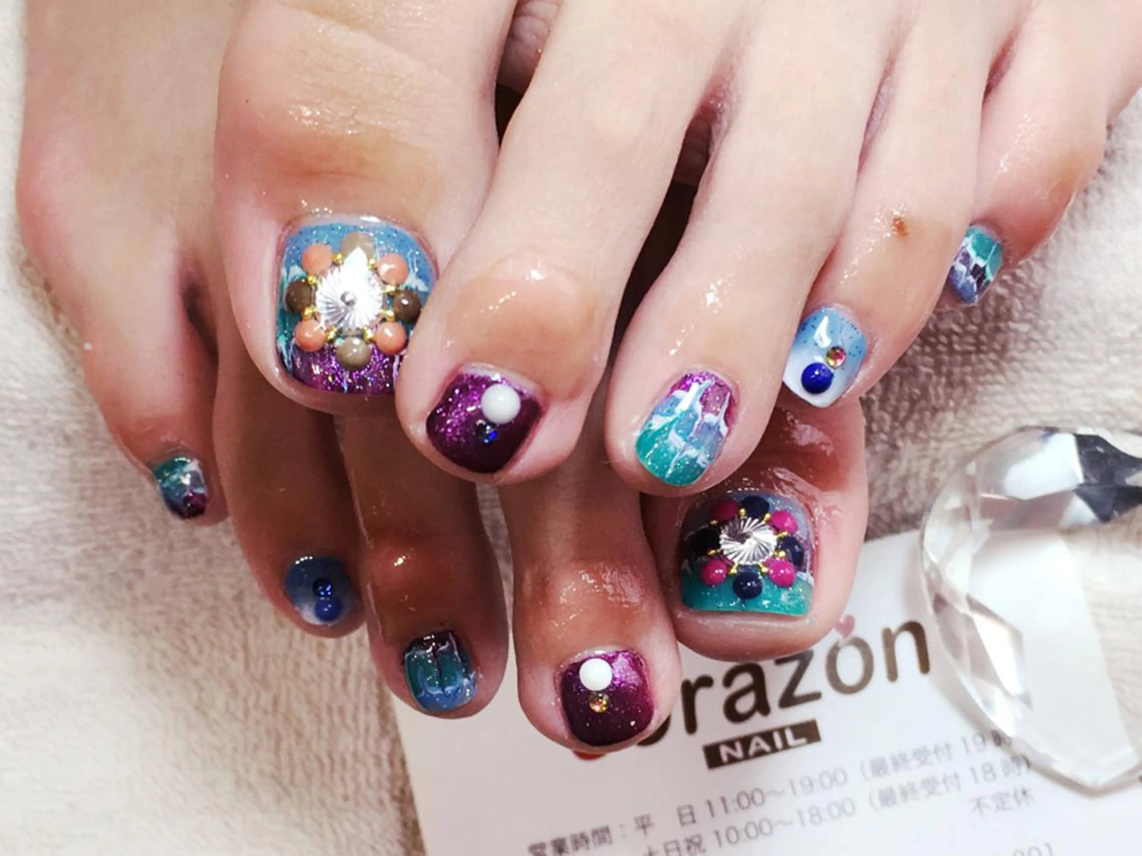 ネイル アートネイル オーロラネイル ラメ(グリッター) フットネイル corazon所属・ネイリスト aicoのネイルデザイン
