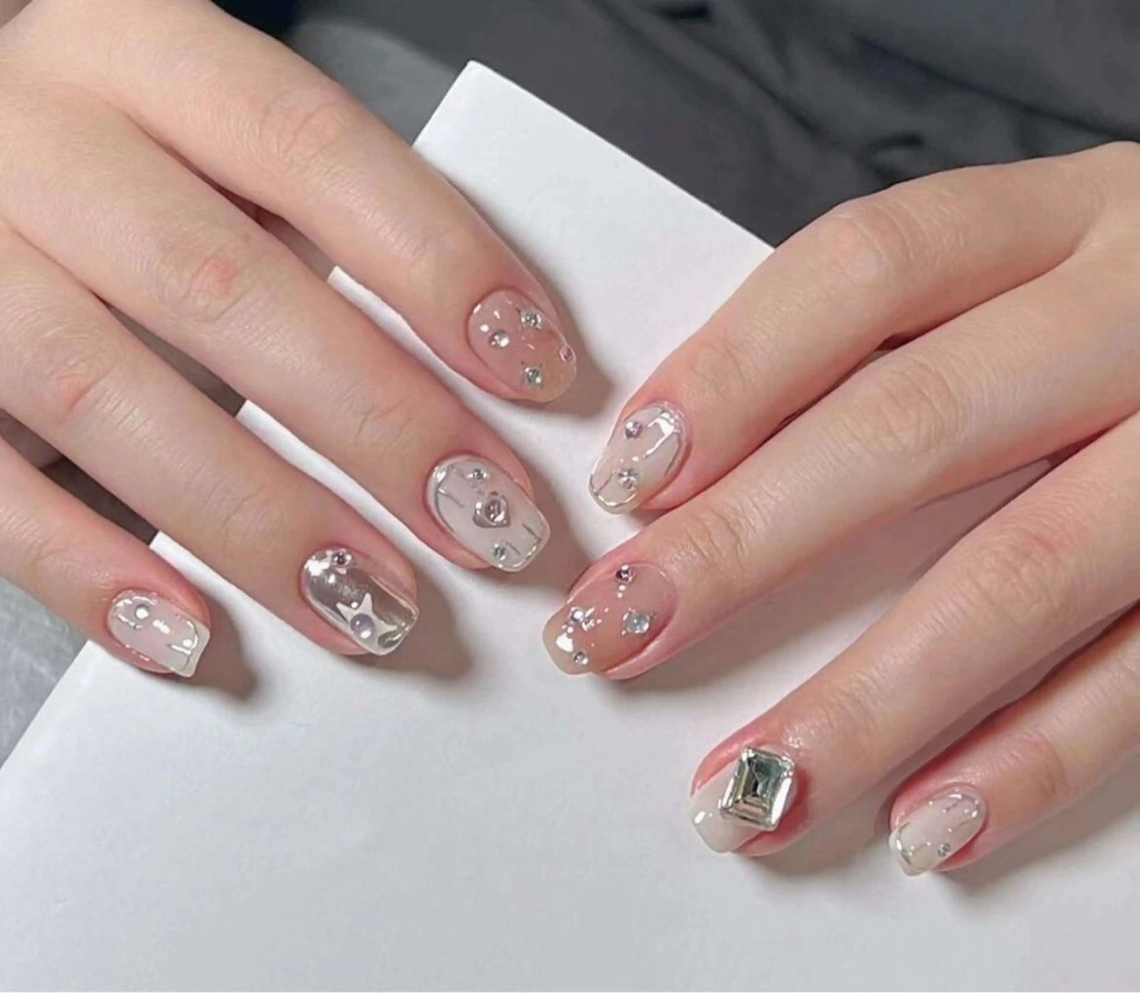 ネイル アートネイル チークネイル 長さ出し ジェルネイル マグネットネイル ハンドネイル AngelChris ビューティーサロンのネイルデザイン