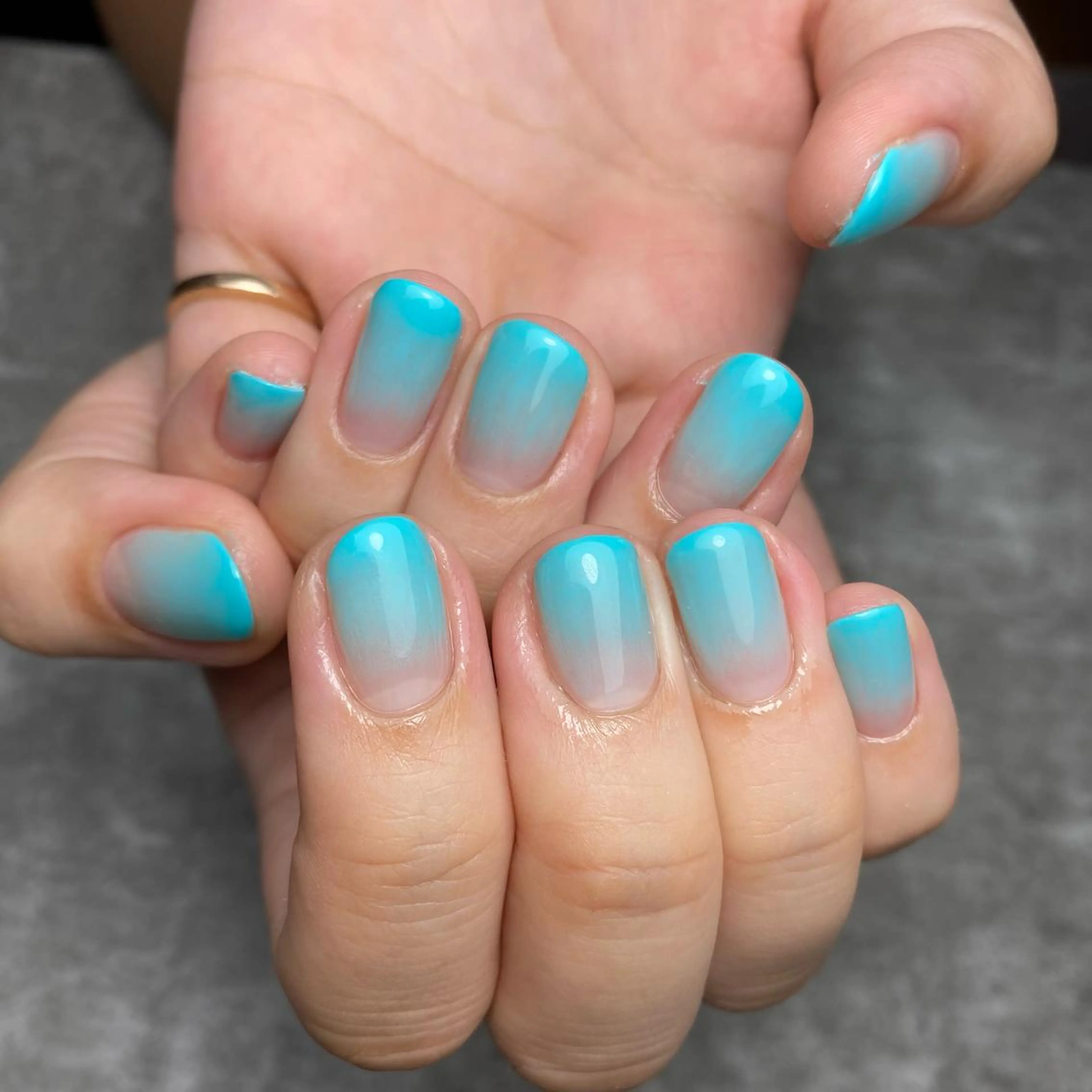 グラデーションネイル💅 他店オフ込み❣️グラデーションホログラムストーン全メニューつけ放題付き❣️の写真